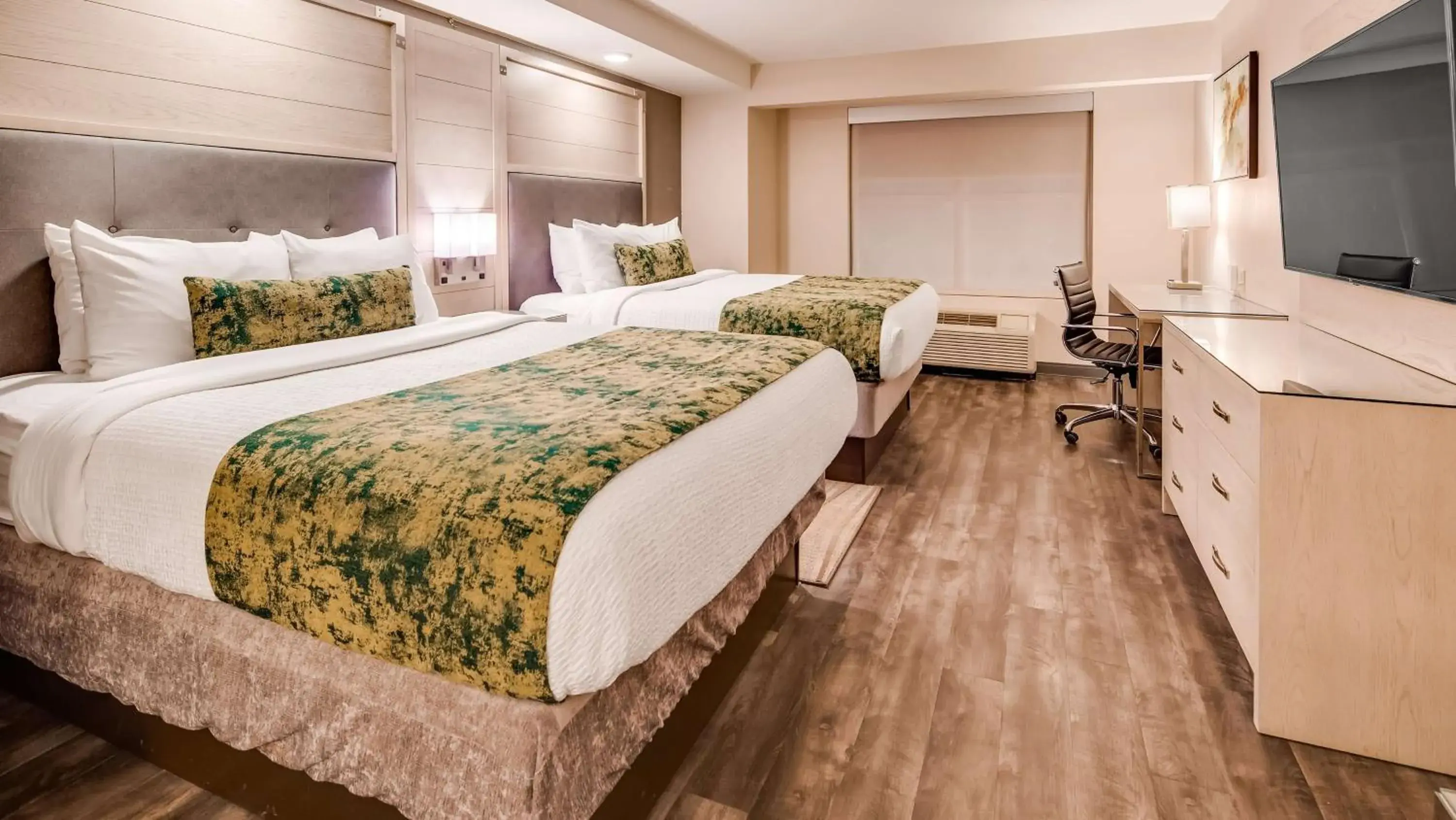 Photo of the whole room, Bed in Best Western Premier I-95 Savannah Airport/ Pooler West Photo of the whole room, Bed in Best Western Premier I-95 Savannah Airport/ Pooler West