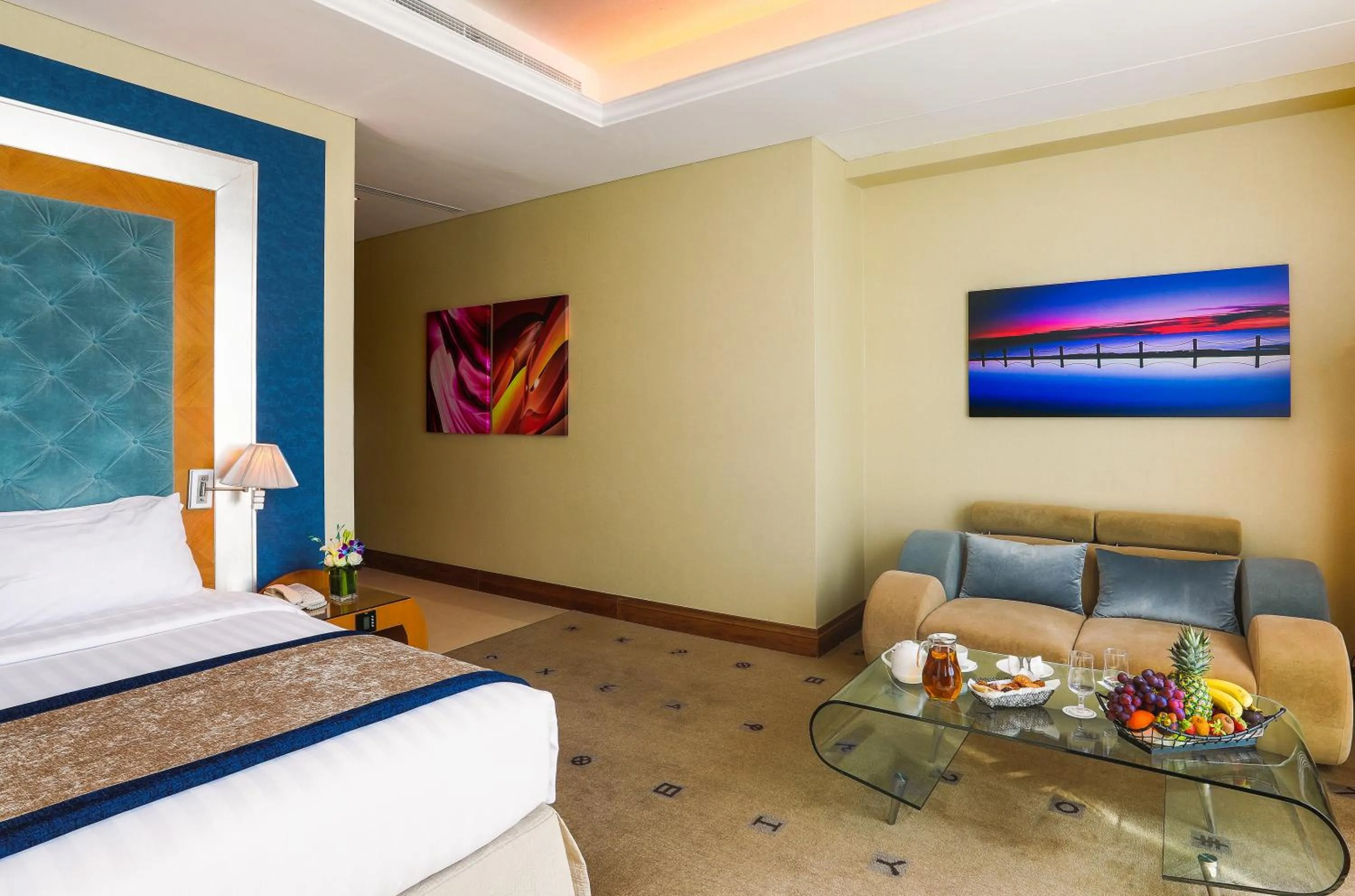 Seating area, Bed in Social Hotel