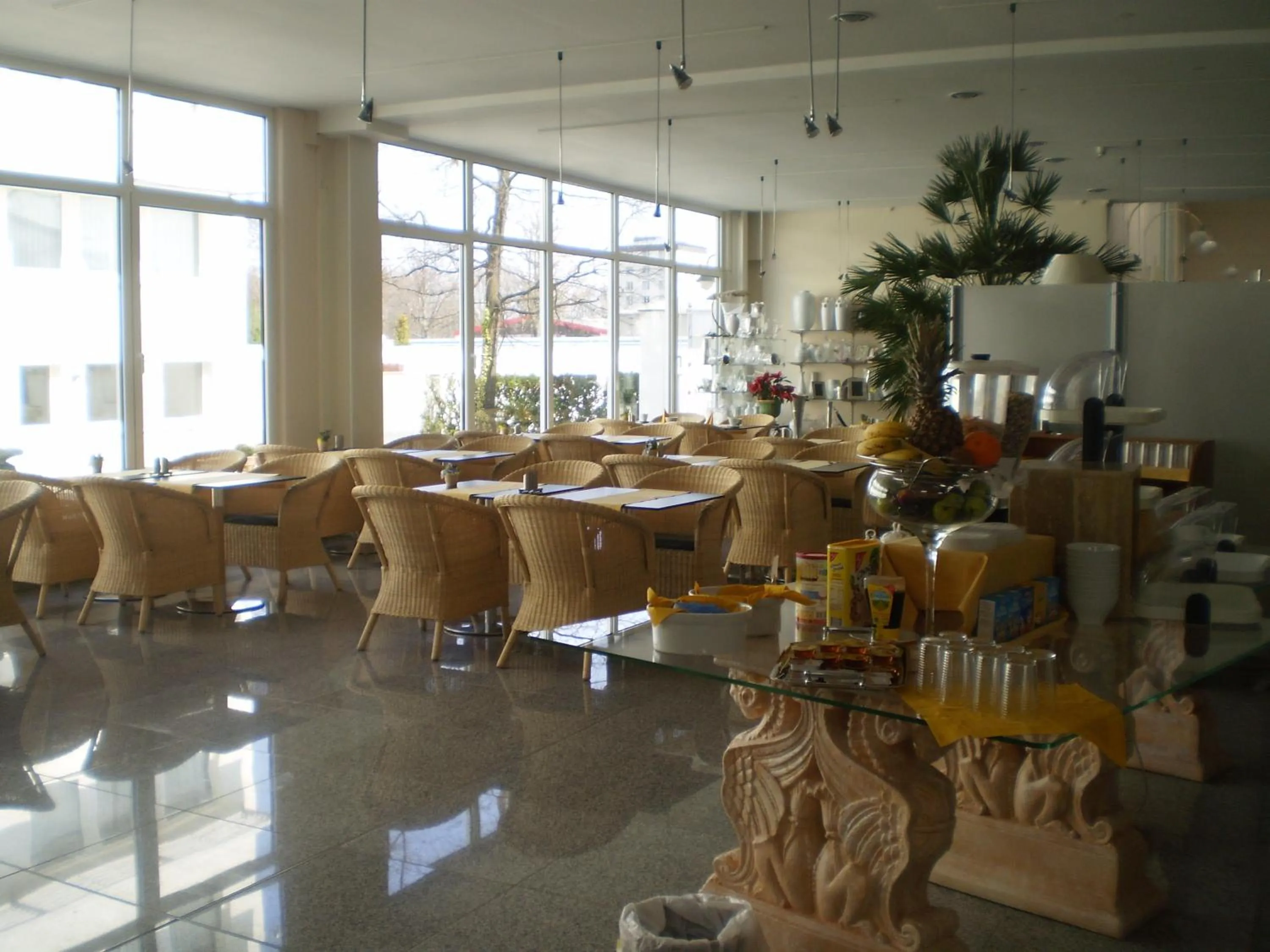 Restaurant/places to eat in Lindemann Hotel