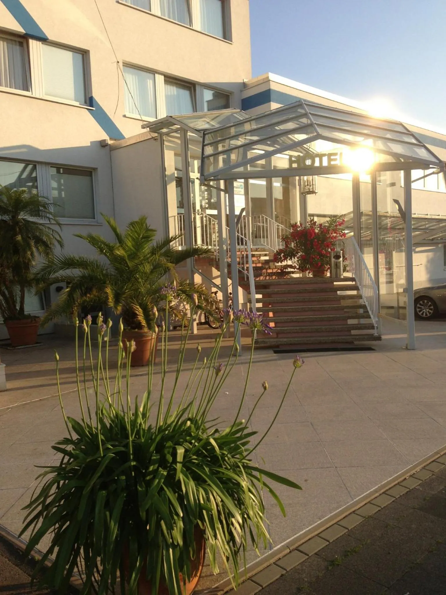 Facade/entrance in Lindemann Hotel