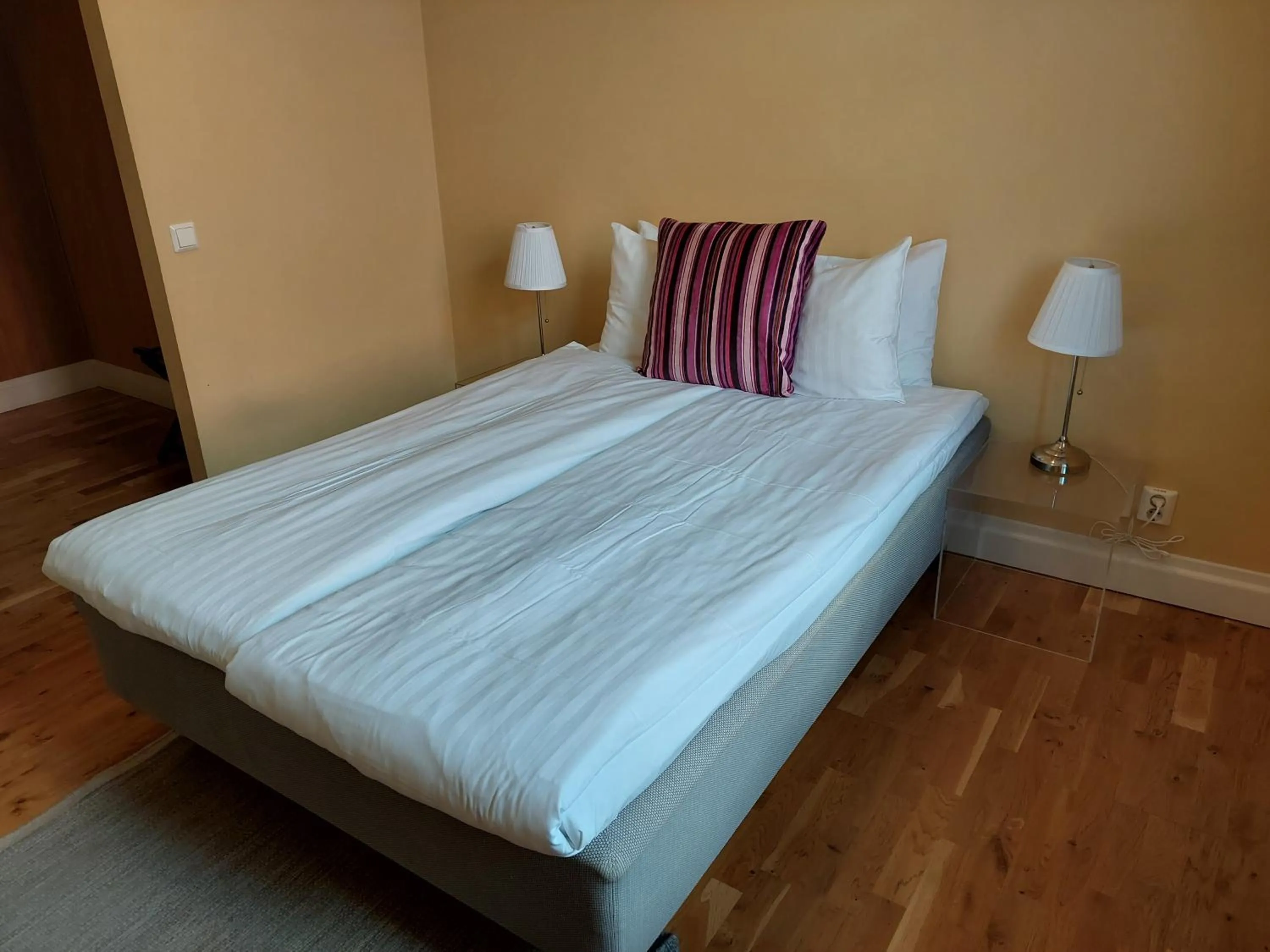 Bedroom, Bed in Hotel Bishops Arms Lund