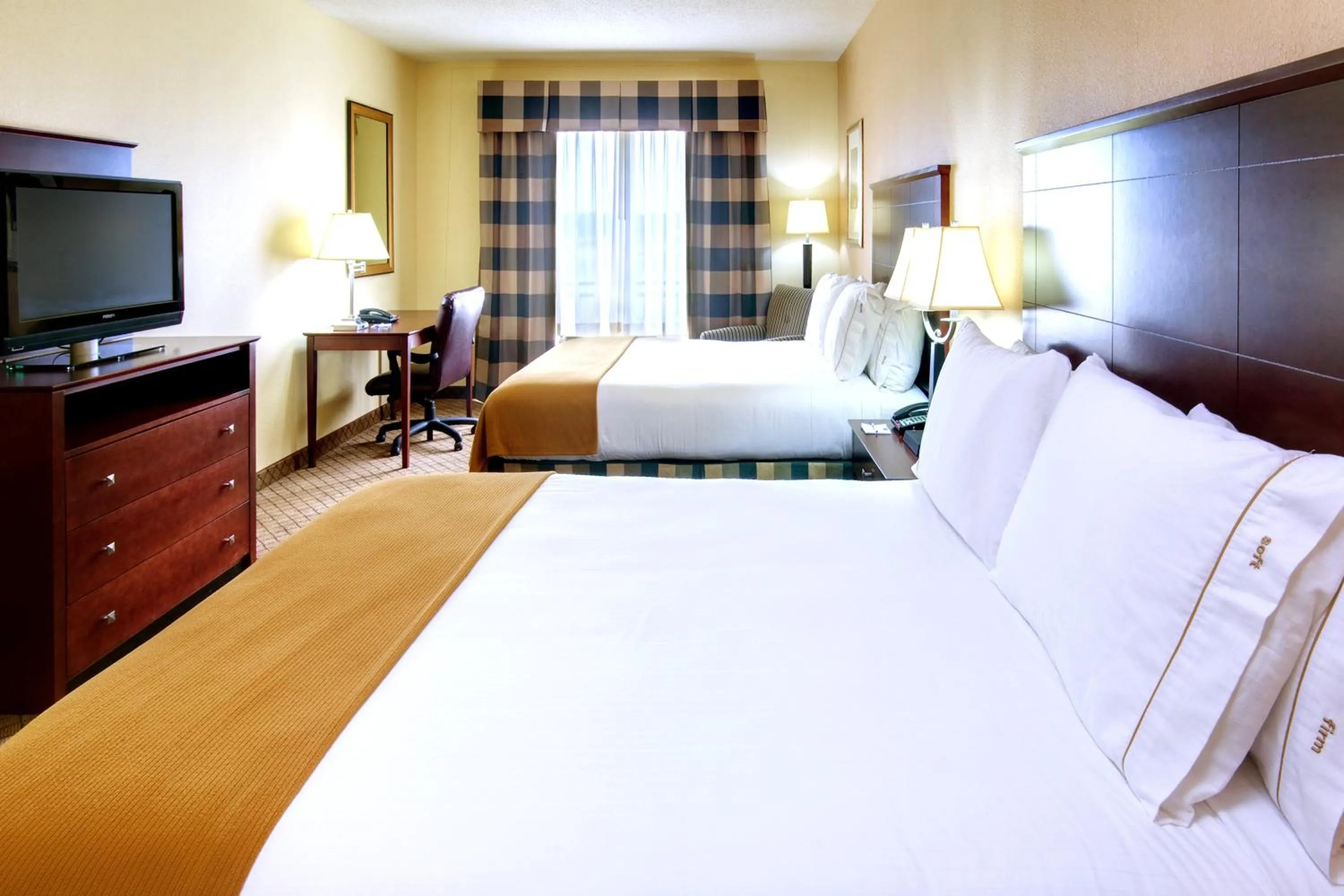 Photo of the whole room, Bed in Holiday Inn Express Hotel & Suites Millington-Memphis Area by IHG