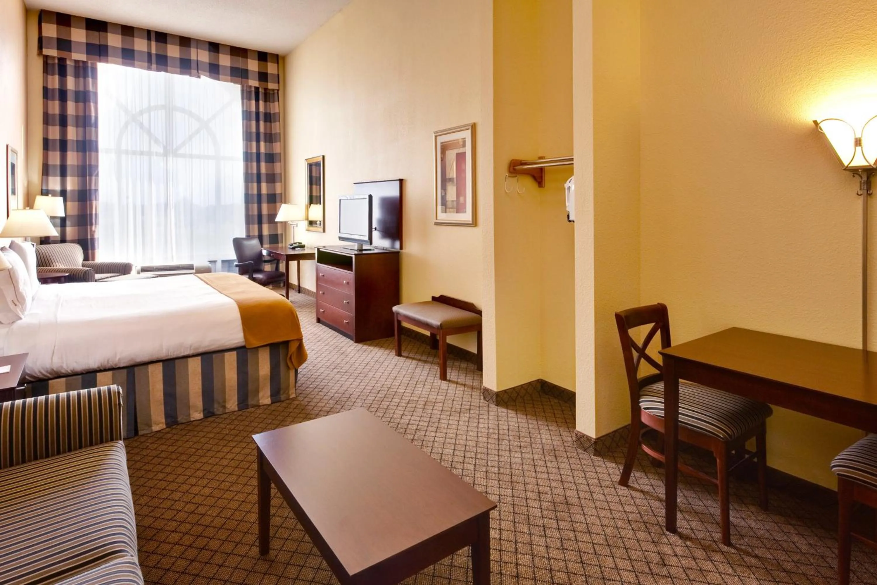 Photo of the whole room, Bed in Holiday Inn Express Hotel & Suites Millington-Memphis Area by IHG