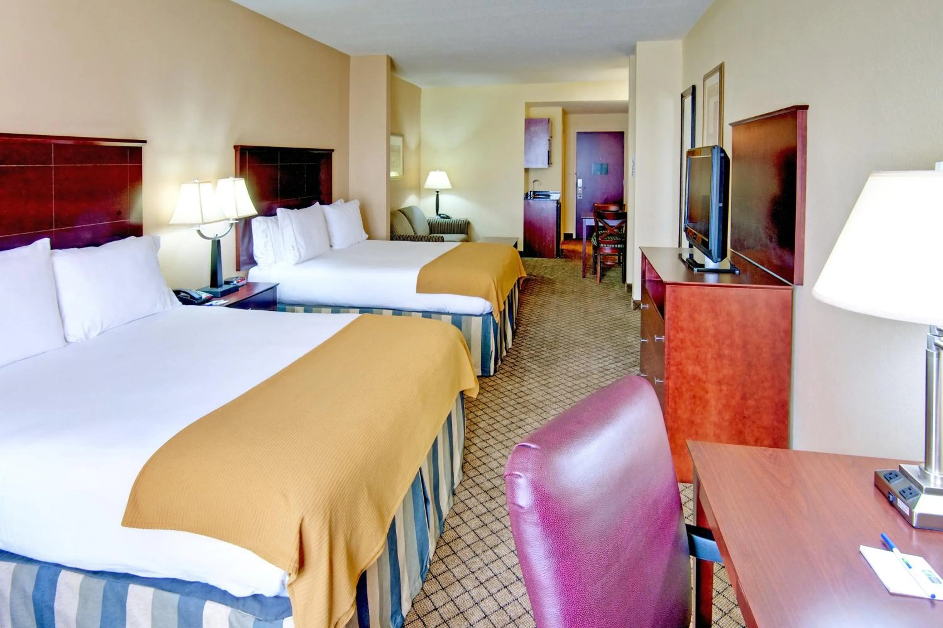 Photo of the whole room, Bed in Holiday Inn Express Hotel & Suites Millington-Memphis Area by IHG
