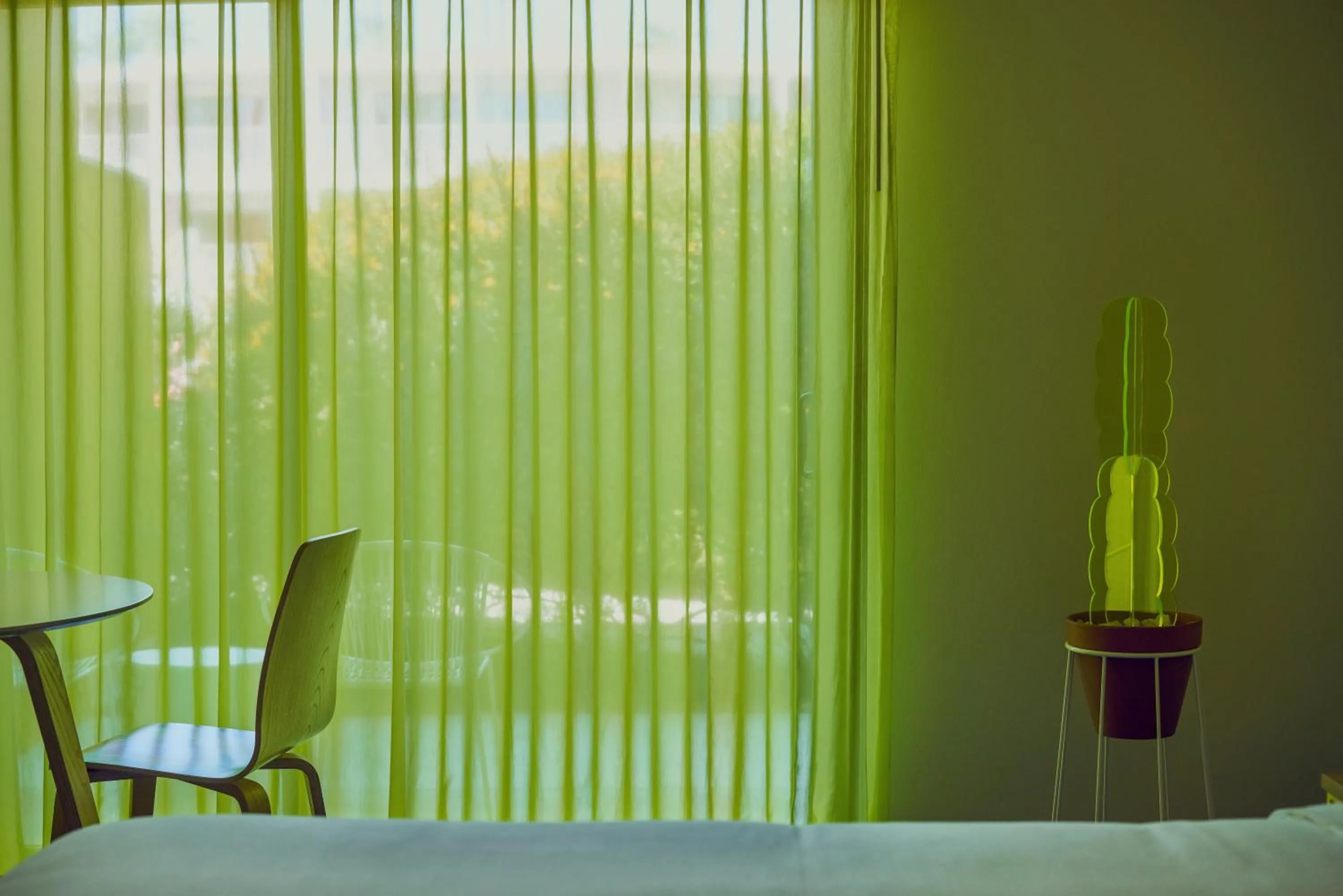 Inner courtyard view, Bed in The Saguaro Palm Springs