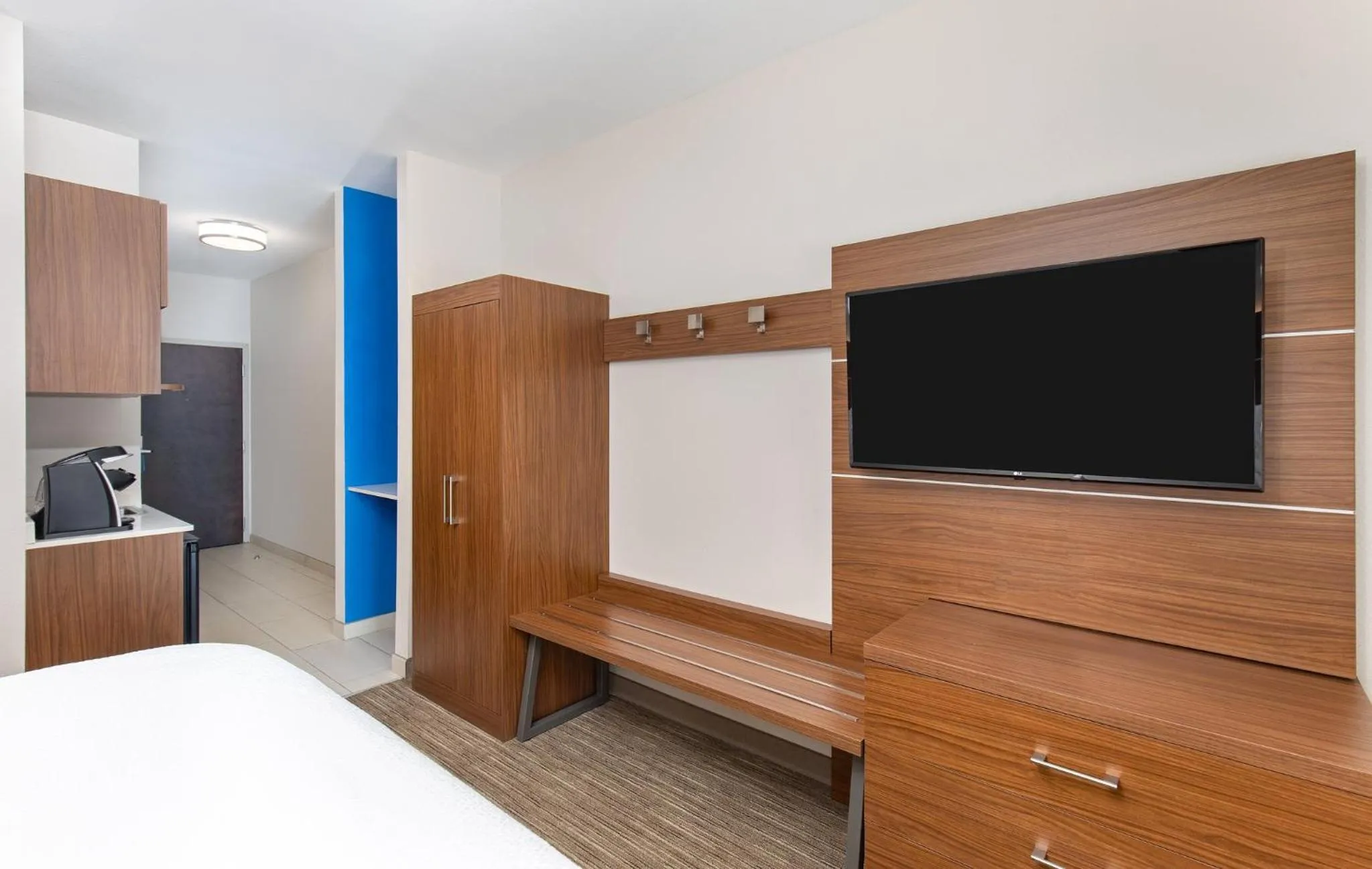 Photo of the whole room, Bed in Holiday Inn Express Hotel & Suites Birmingham - Inverness 280 by IHG