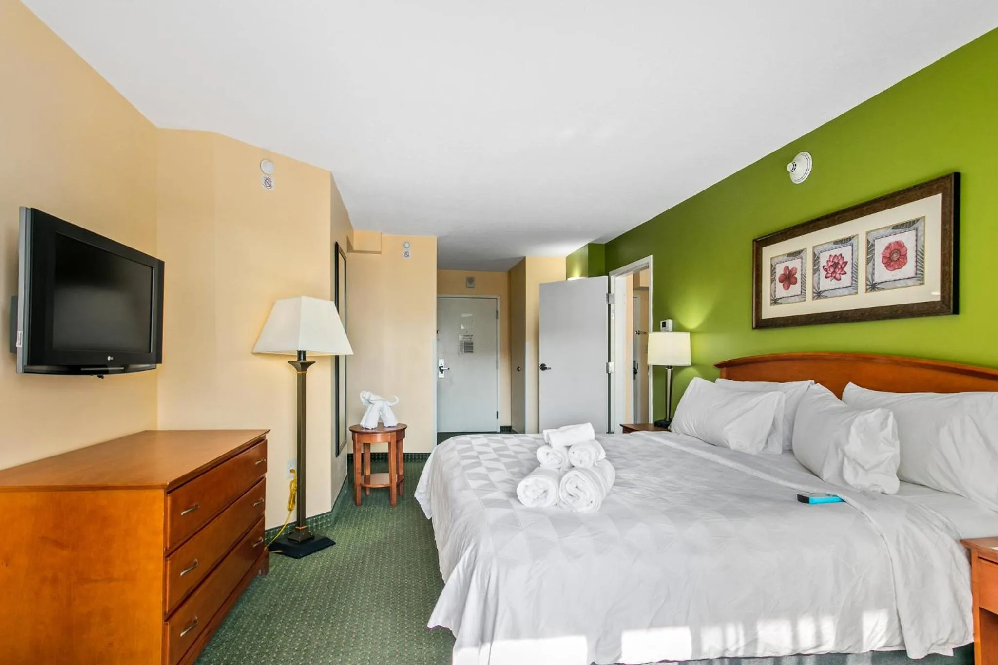 Photo of the whole room, Bed in Holiday Inn & Suites Clearwater Beach by IHG