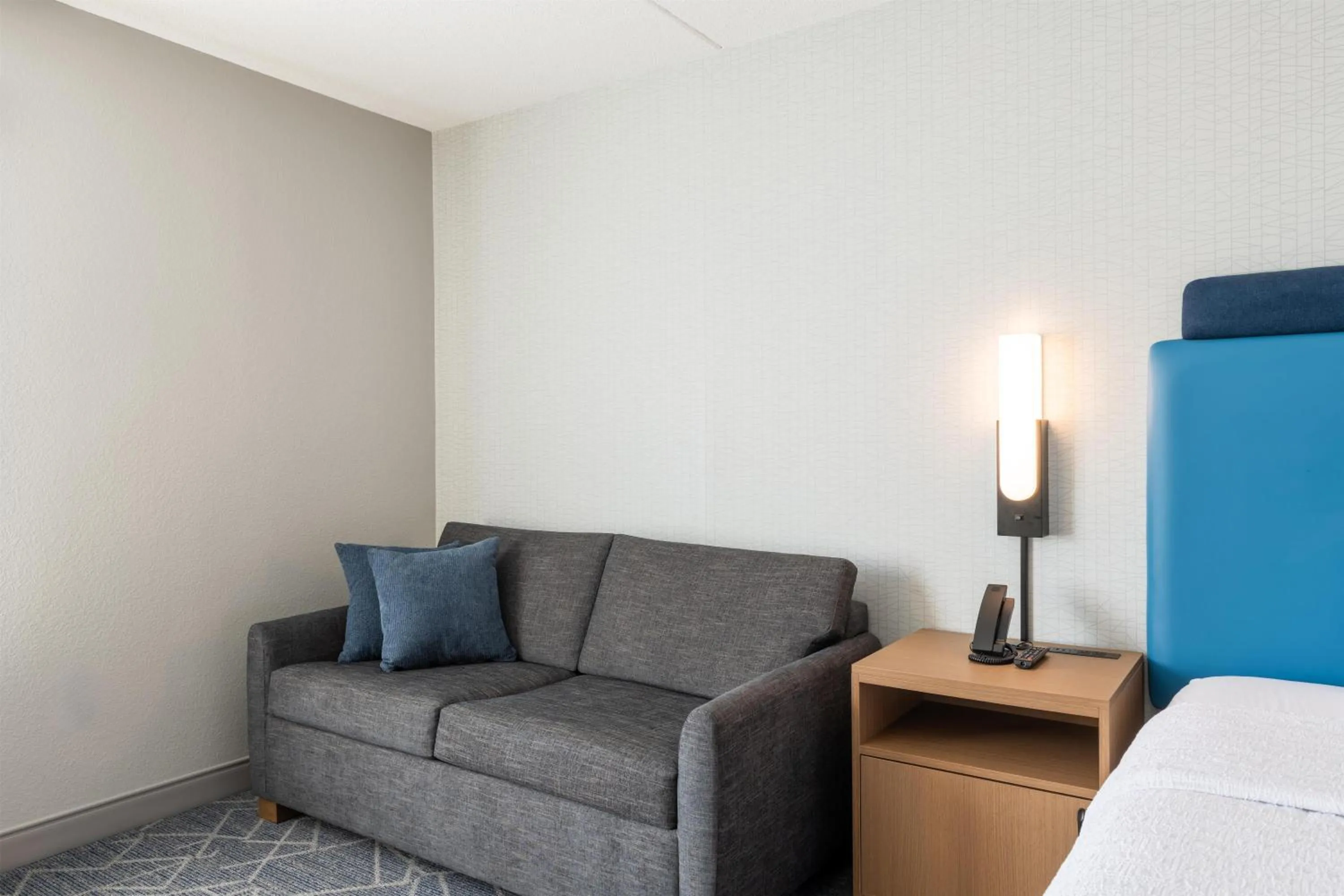 Living room, Bed in Hampton Inn Portsmouth Central