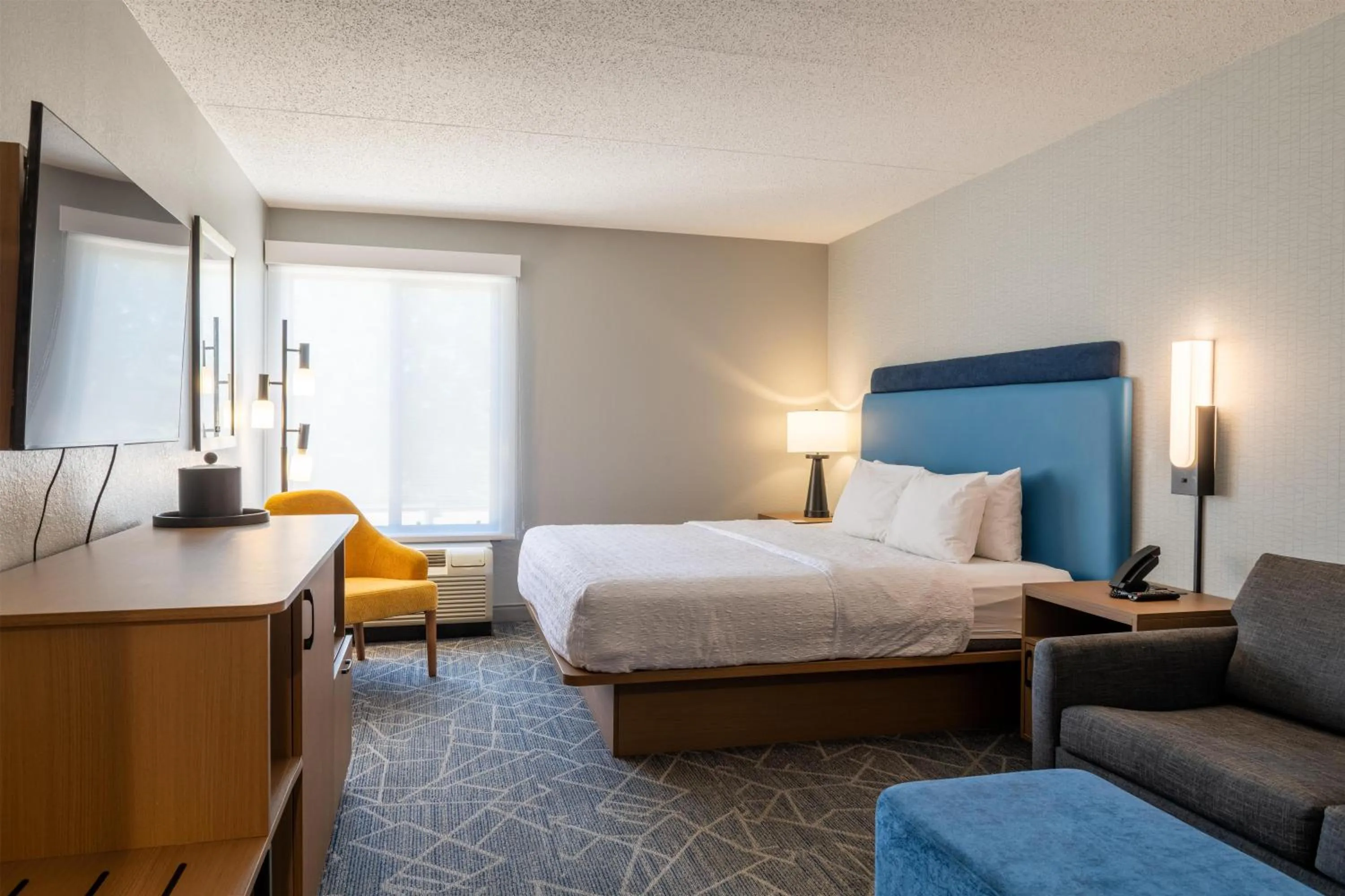 Living room, Bed in Hampton Inn Portsmouth Central