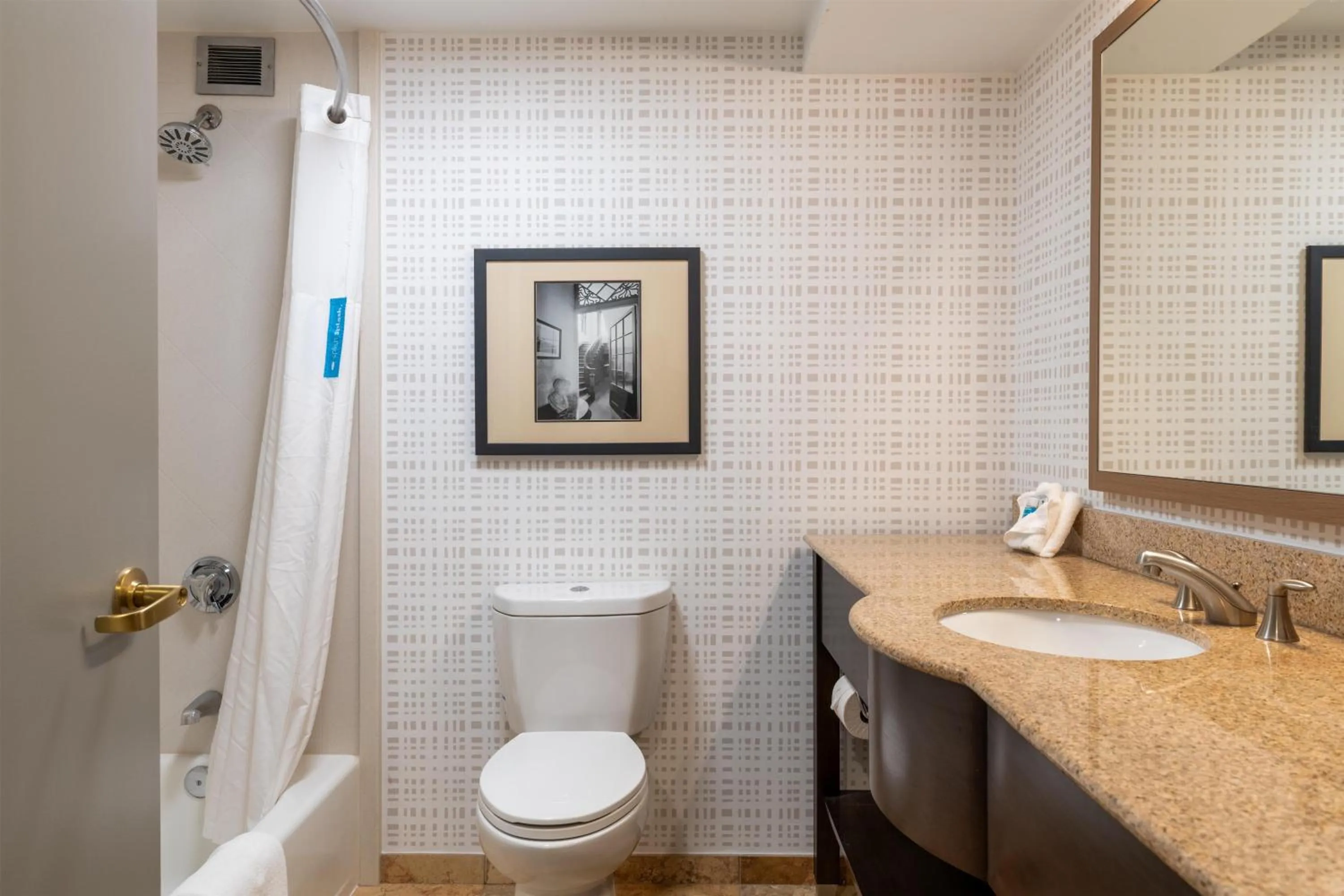 Bathroom in Hampton Inn Portsmouth Central