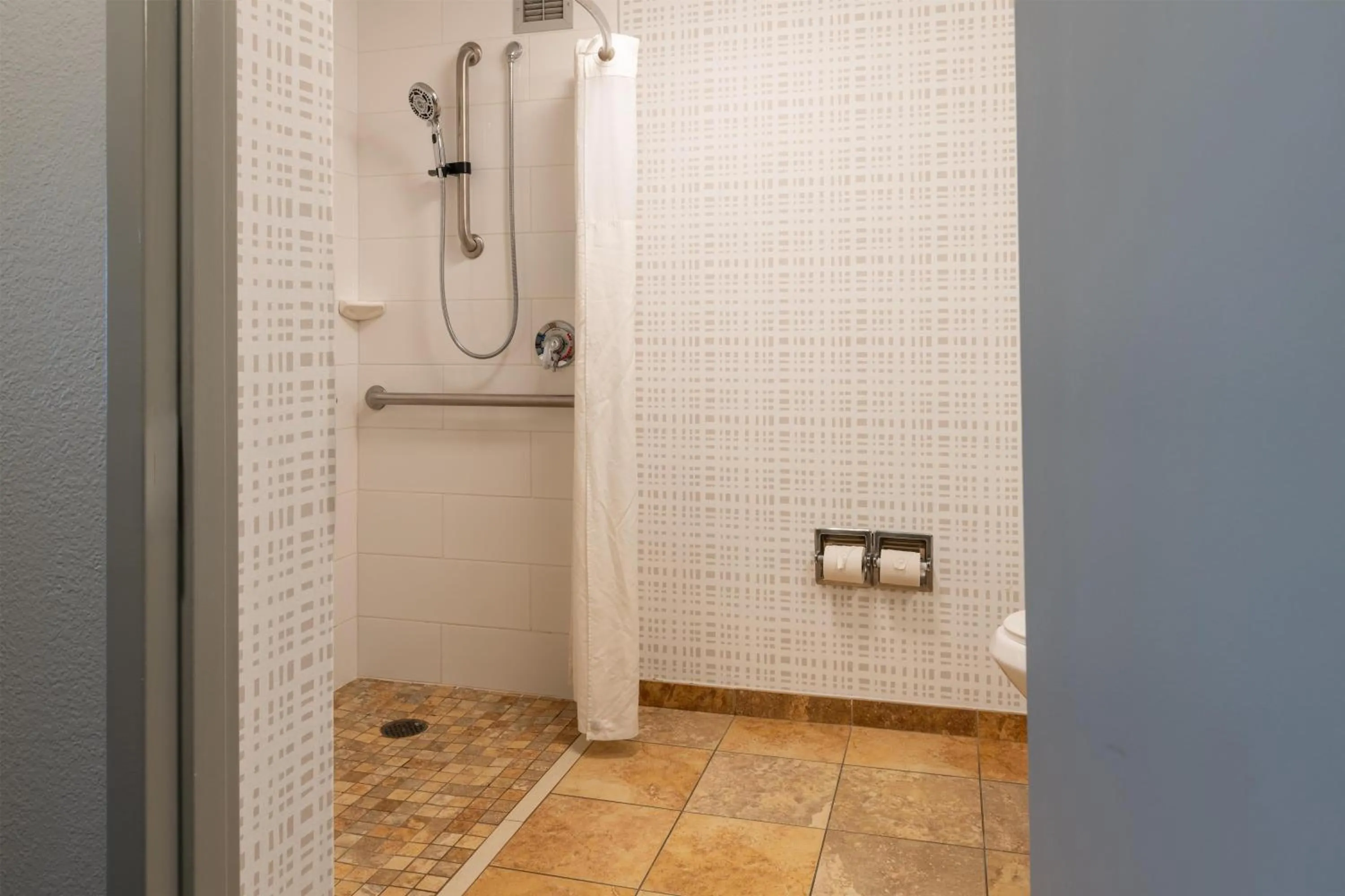 Bathroom in Hampton Inn Portsmouth Central