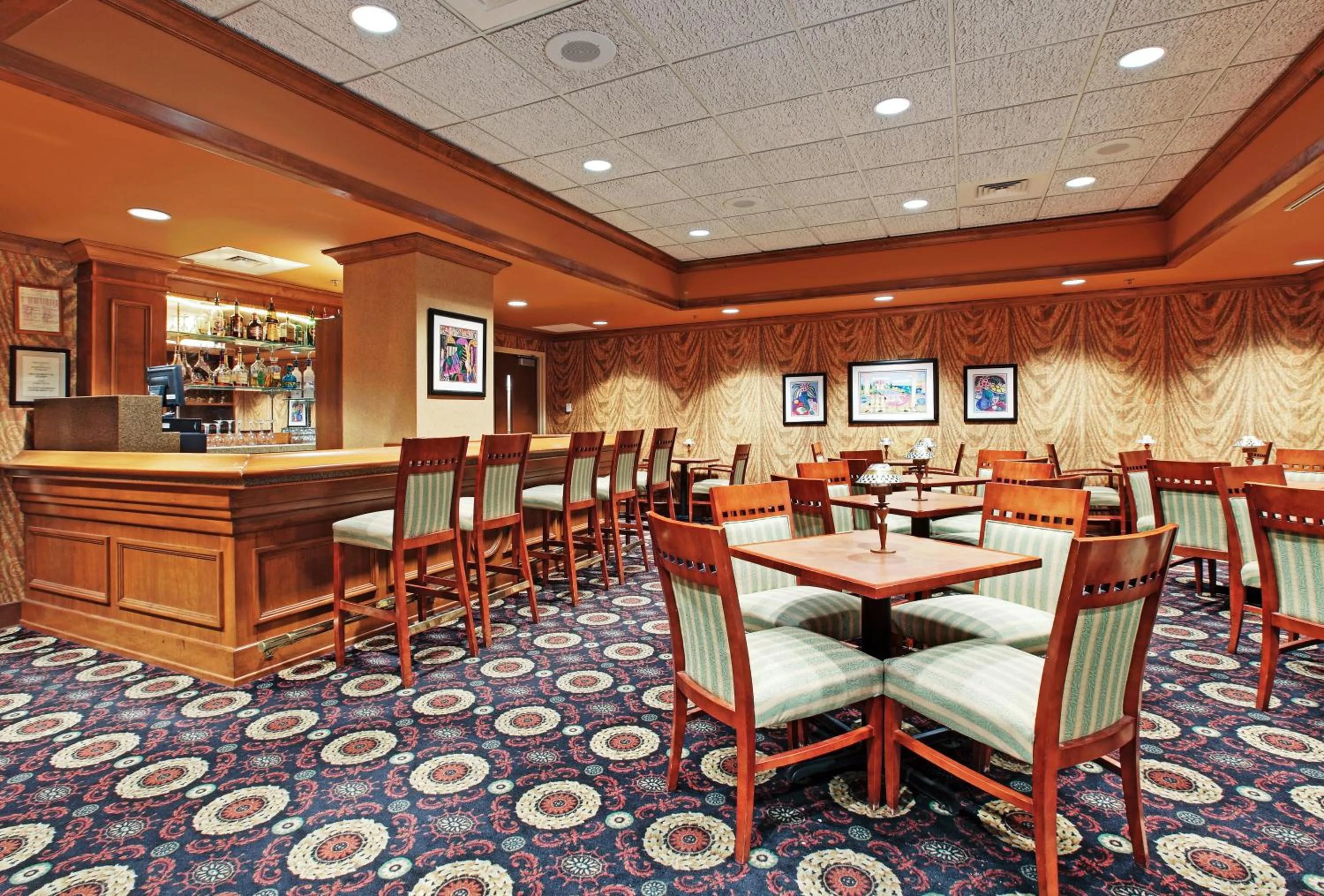 Lounge or bar in Holiday Inn Memphis-University of Memphis, an IHG Hotel