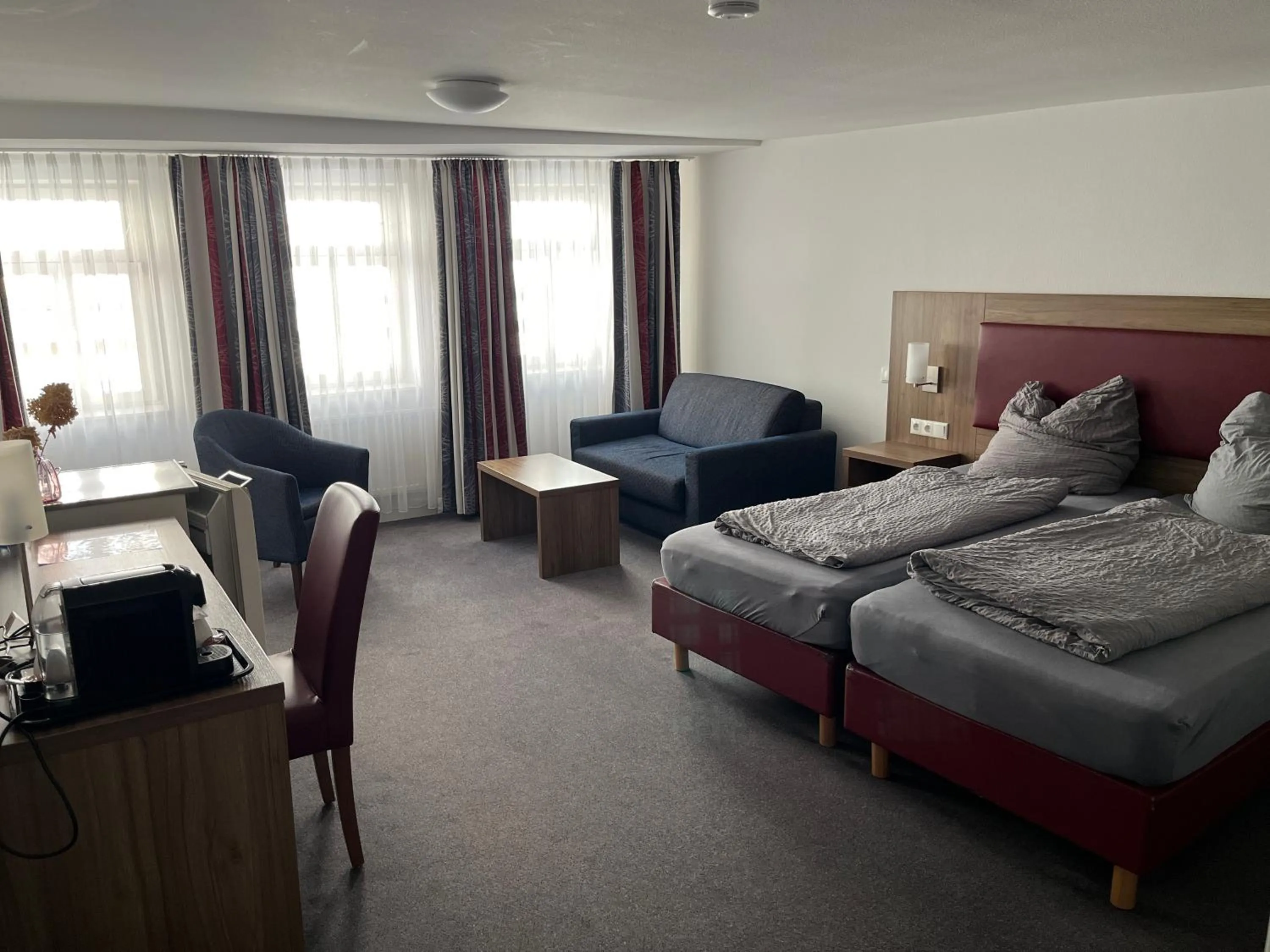 Photo of the whole room, Bed in La Flamme Wertheim garni