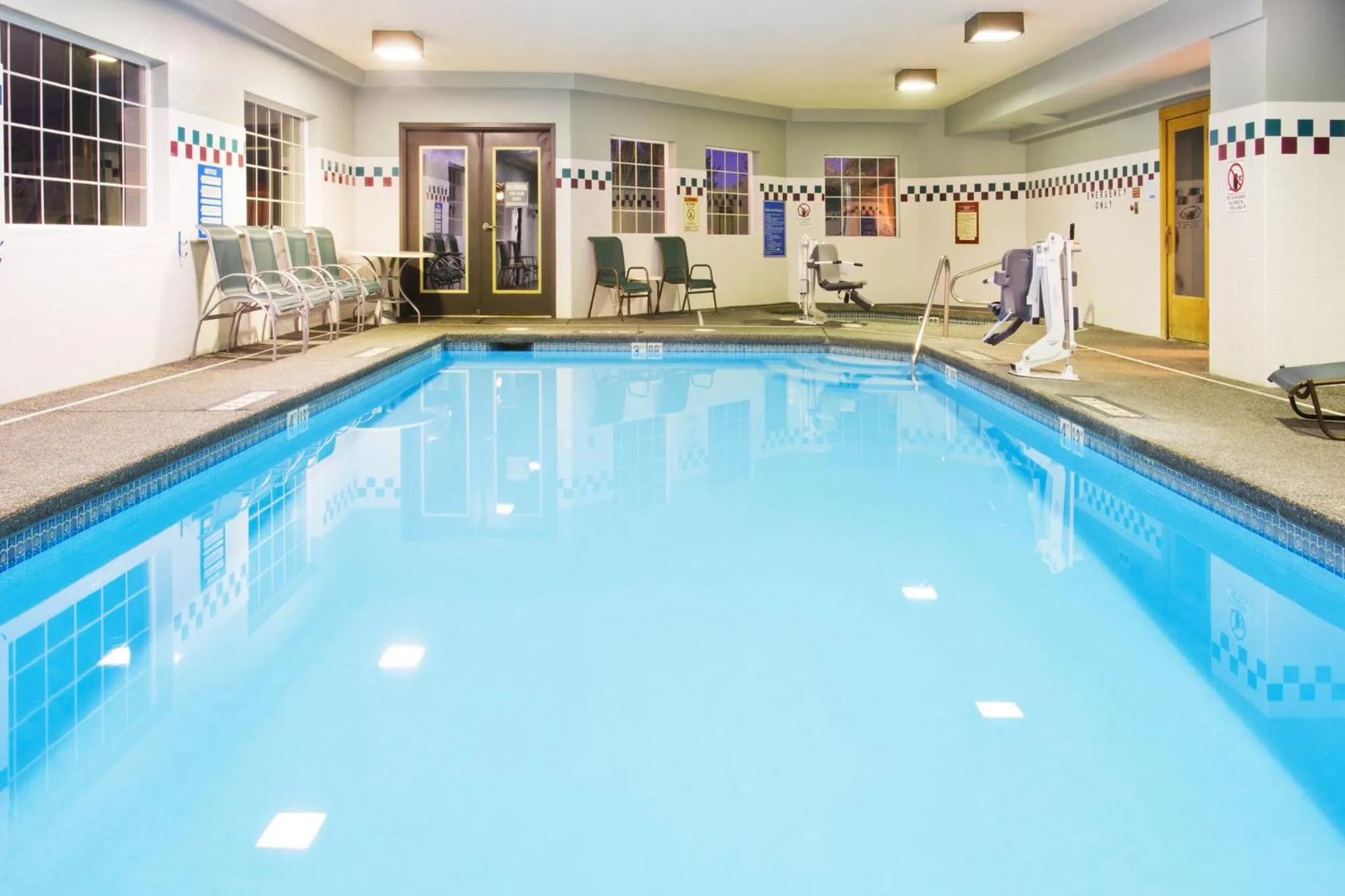 Swimming pool in Holiday Inn Express Hotel & Suites Portland - Jantzen Beach by IHG