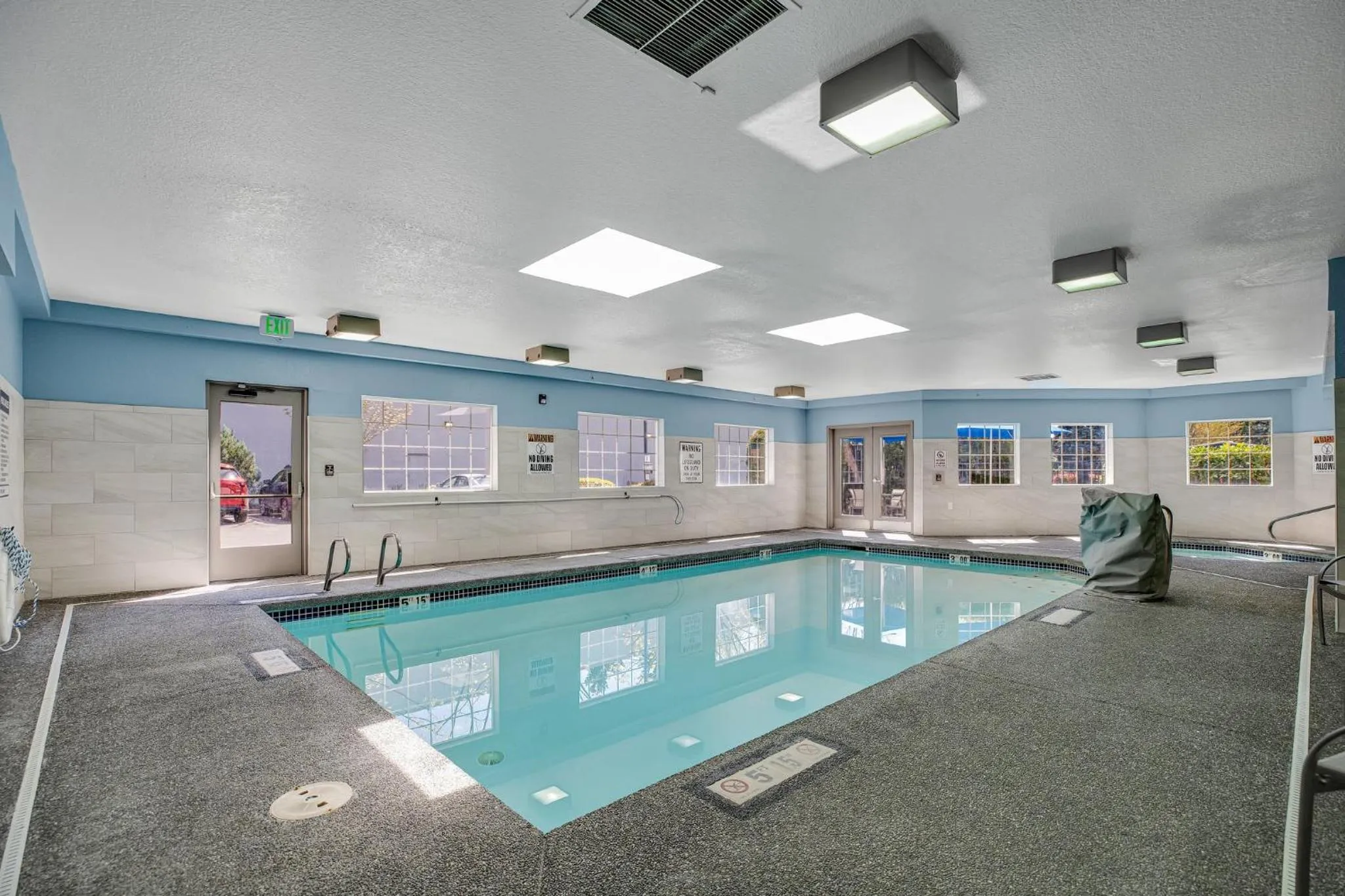 Swimming pool in Holiday Inn Express Hotel & Suites Portland - Jantzen Beach by IHG