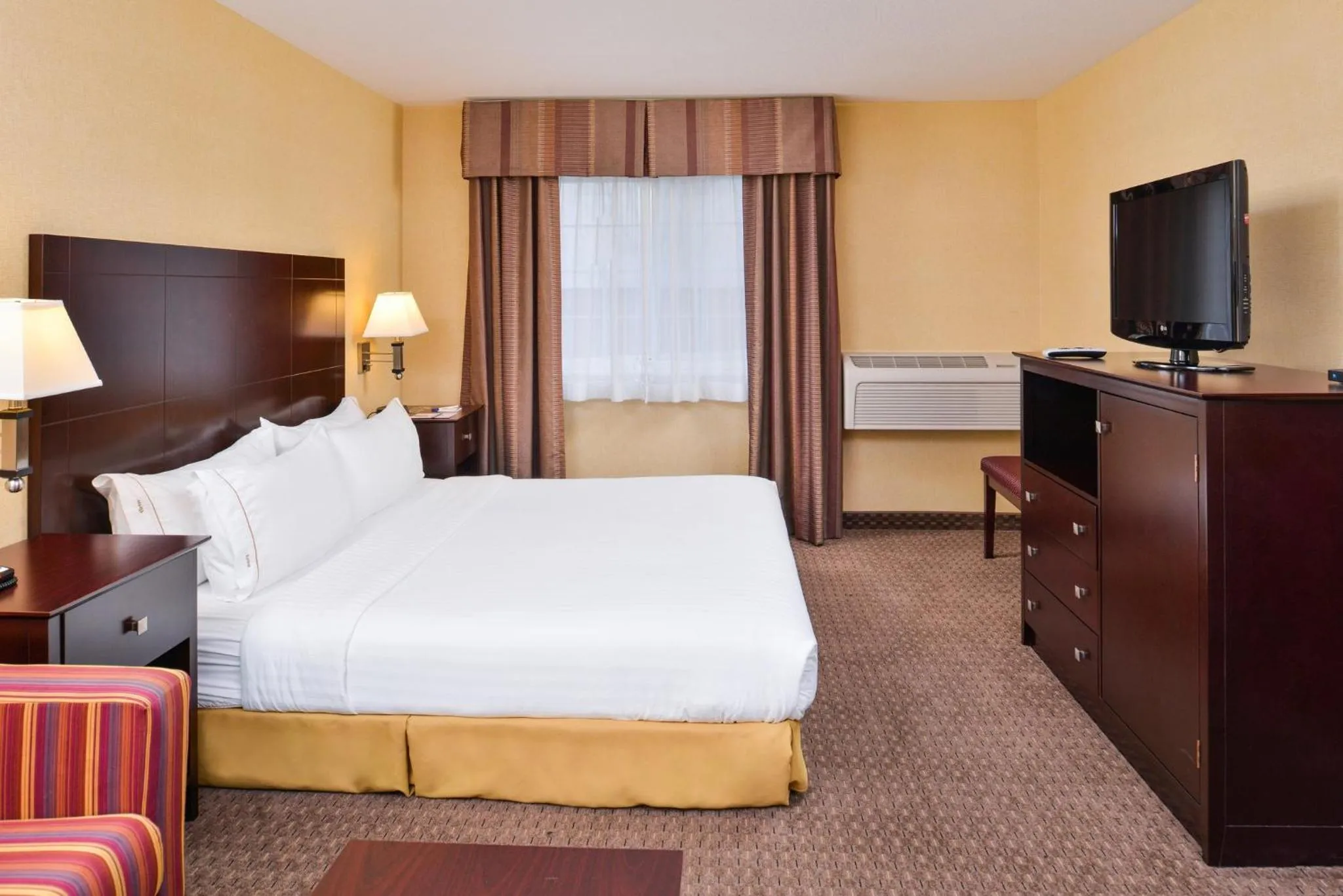 Photo of the whole room, Bed in Holiday Inn Express Hotel & Suites Portland - Jantzen Beach by IHG