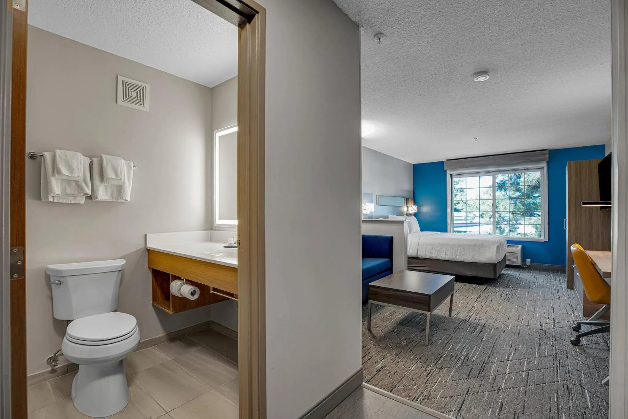 Photo of the whole room in Holiday Inn Express Hotel & Suites Portland - Jantzen Beach by IHG