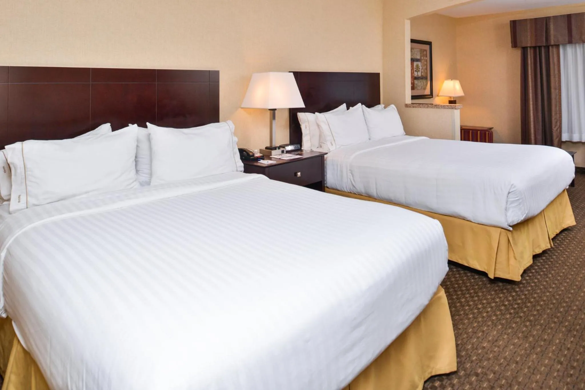 Photo of the whole room, Bed in Holiday Inn Express Hotel & Suites Portland - Jantzen Beach by IHG