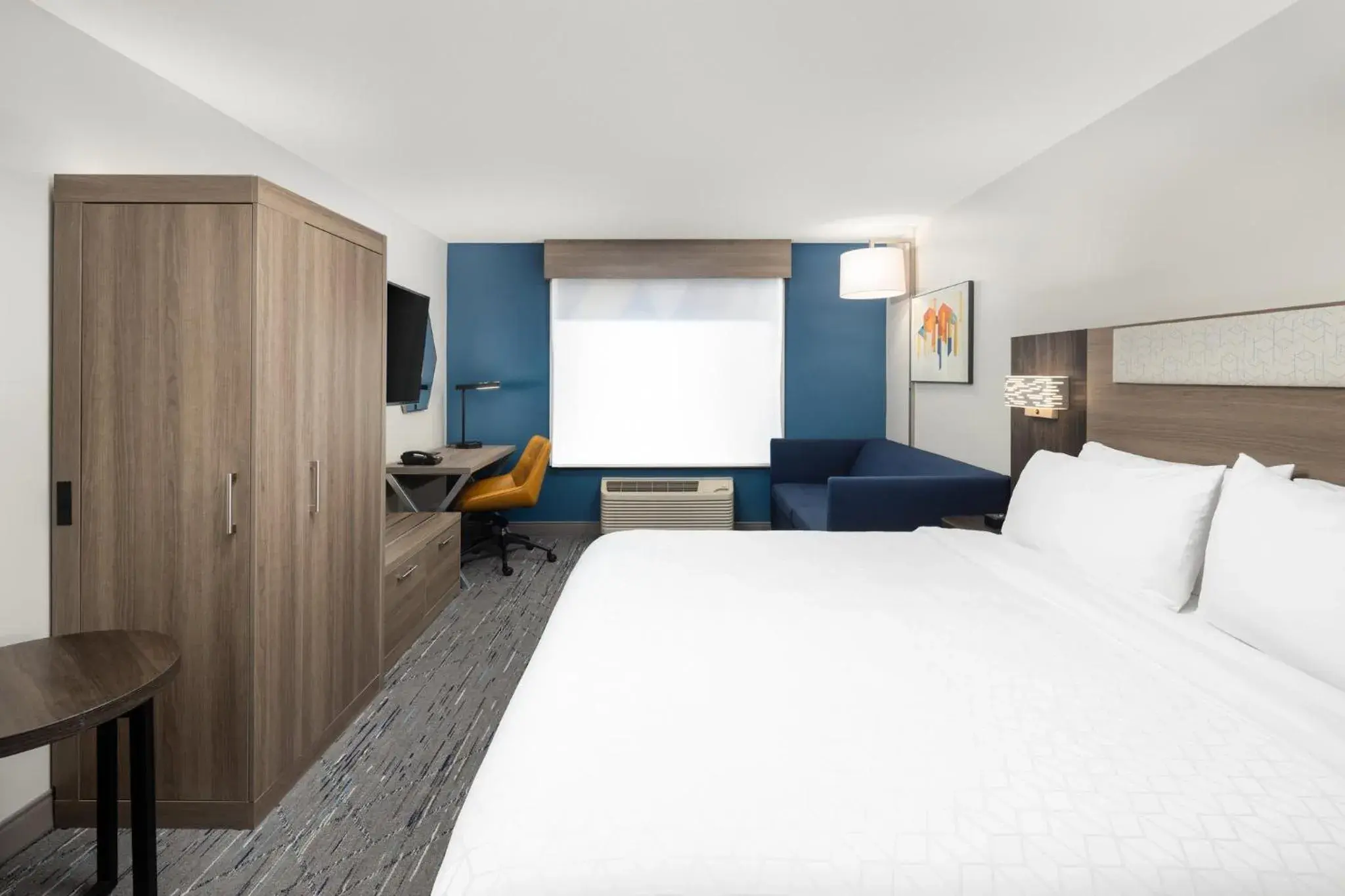 Standard King Room with Mobility Accessible Tub in Holiday Inn Express Hotel & Suites Portland - Jantzen Beach by IHG Standard King Room with Mobility Accessible Tub in Holiday Inn Express Hotel & Suites Portland - Jantzen Beach by IHG