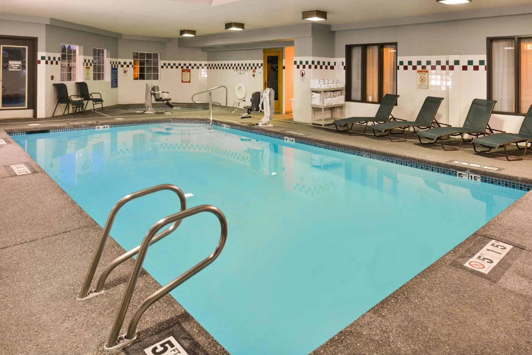 Swimming pool in Holiday Inn Express Hotel & Suites Portland - Jantzen Beach by IHG