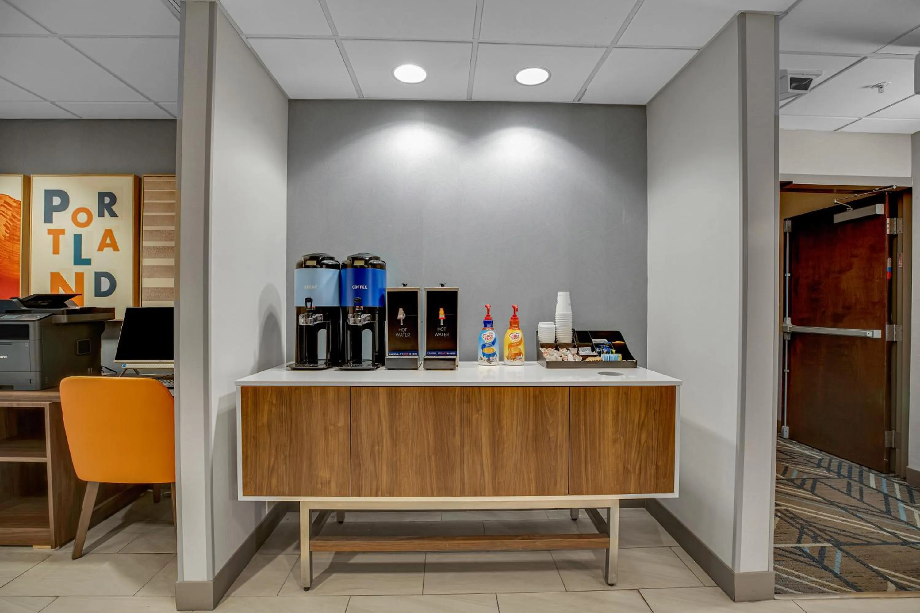 Coffee/tea facilities in Holiday Inn Express Hotel & Suites Portland - Jantzen Beach by IHG