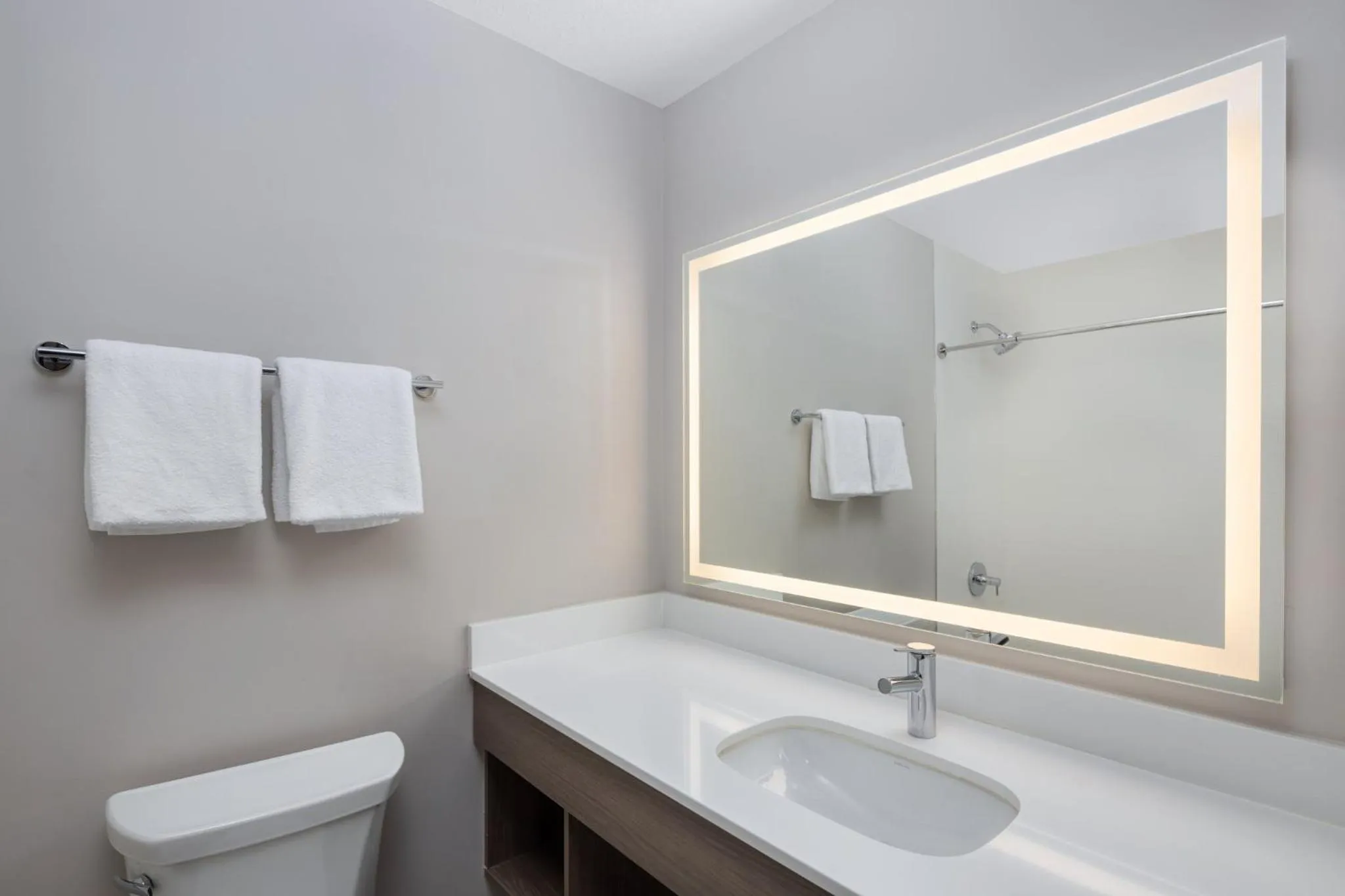 Photo of the whole room in Holiday Inn Express Hotel & Suites Portland - Jantzen Beach by IHG