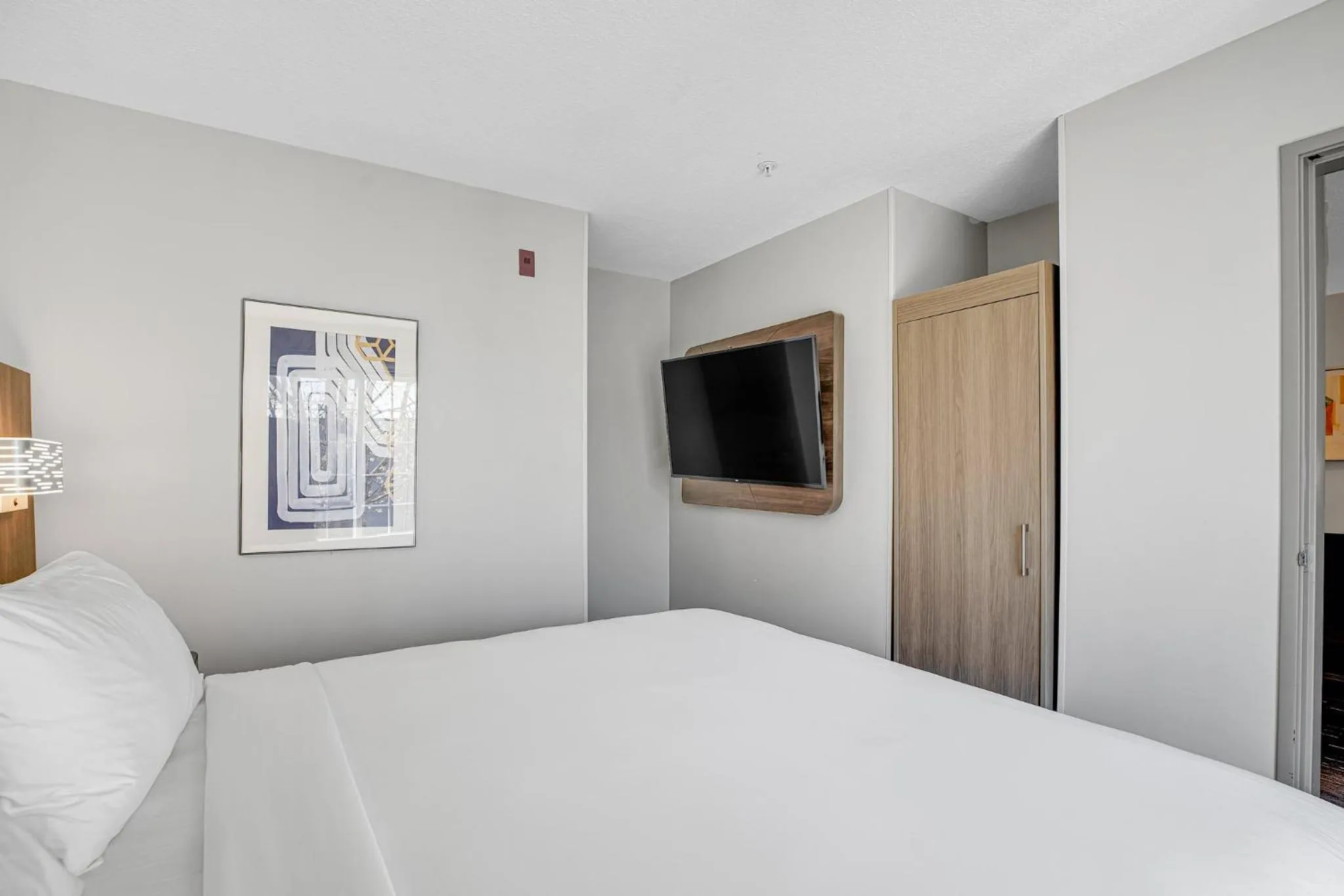 Photo of the whole room, Bed in Holiday Inn Express Hotel & Suites Portland - Jantzen Beach by IHG