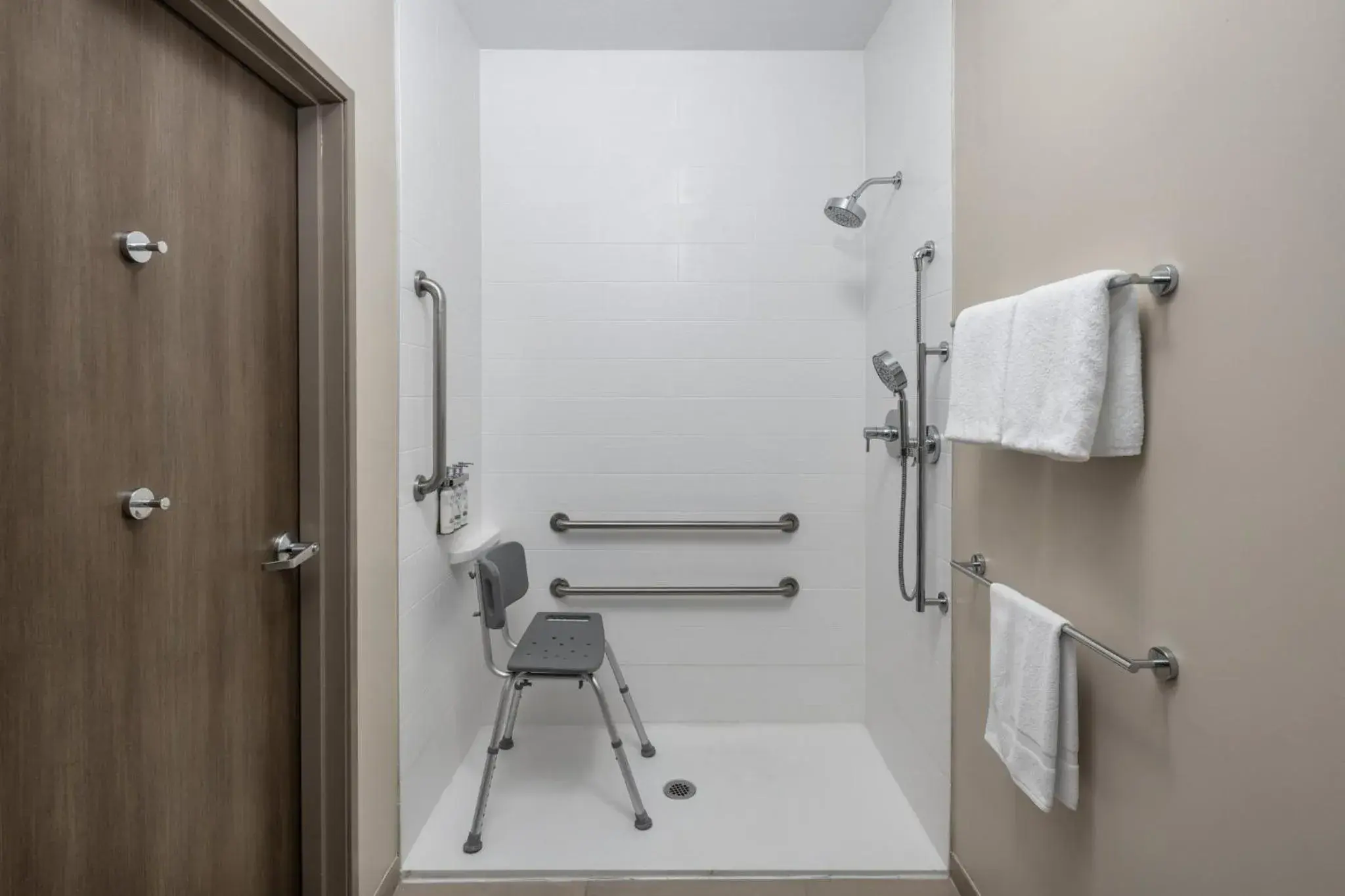 Double Room - Disability Access - Accessible Tub in Holiday Inn Express Hotel & Suites Portland - Jantzen Beach by IHG Double Room - Disability Access - Accessible Tub in Holiday Inn Express Hotel & Suites Portland - Jantzen Beach by IHG