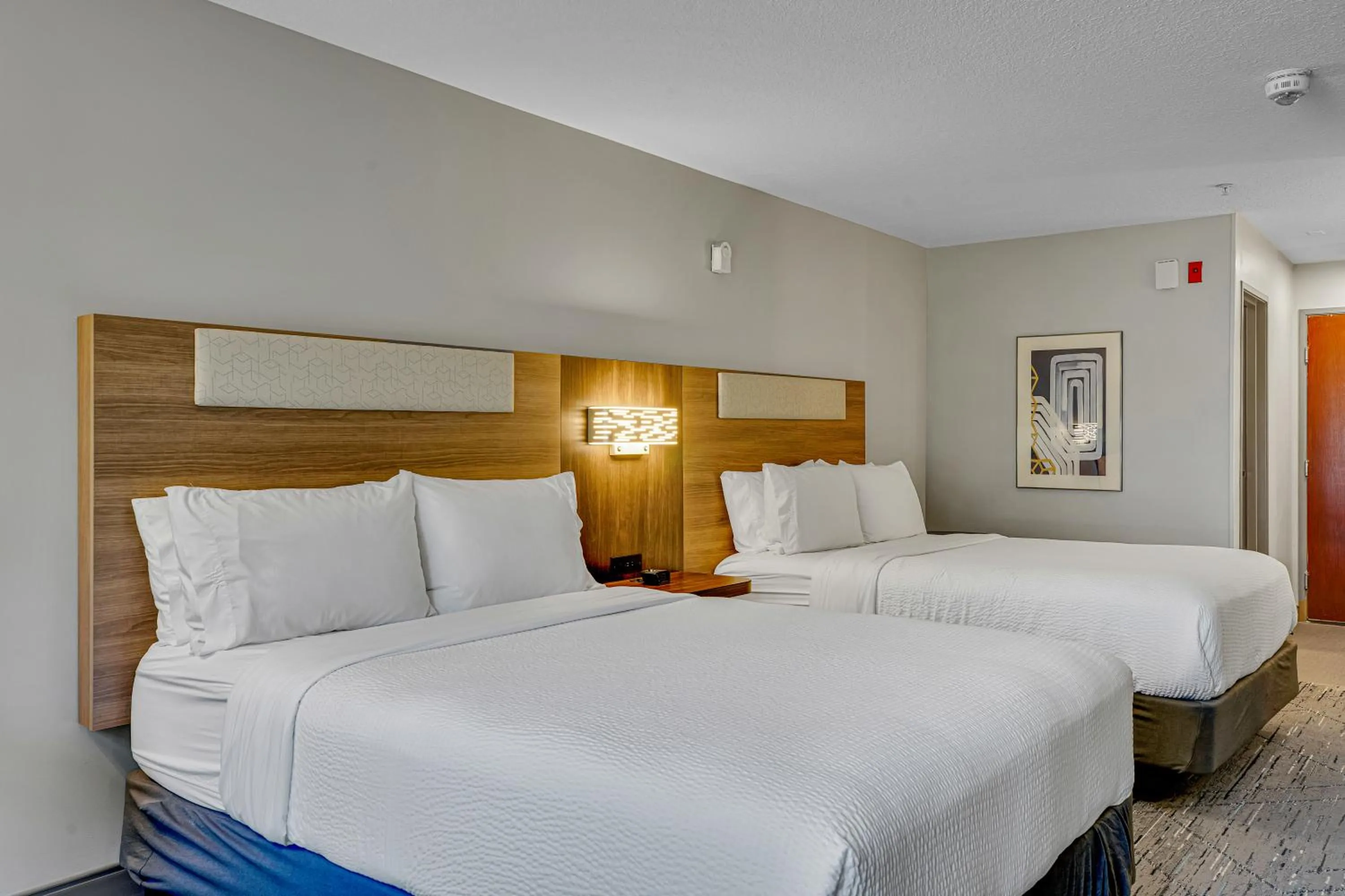 Bedroom, Bed in Holiday Inn Express Hotel & Suites Portland - Jantzen Beach by IHG