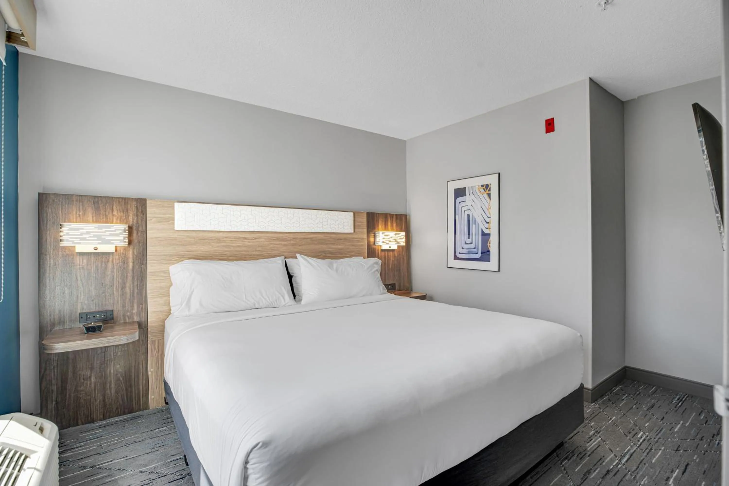 Photo of the whole room, Bed in Holiday Inn Express Hotel & Suites Portland - Jantzen Beach by IHG