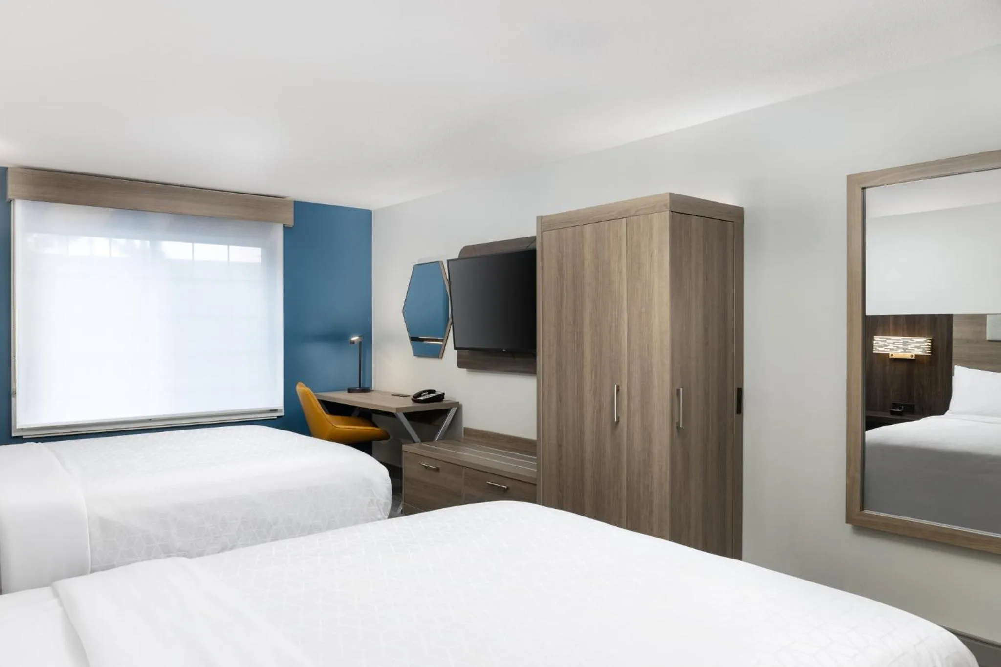 Photo of the whole room, Bed in Holiday Inn Express Hotel & Suites Portland - Jantzen Beach by IHG