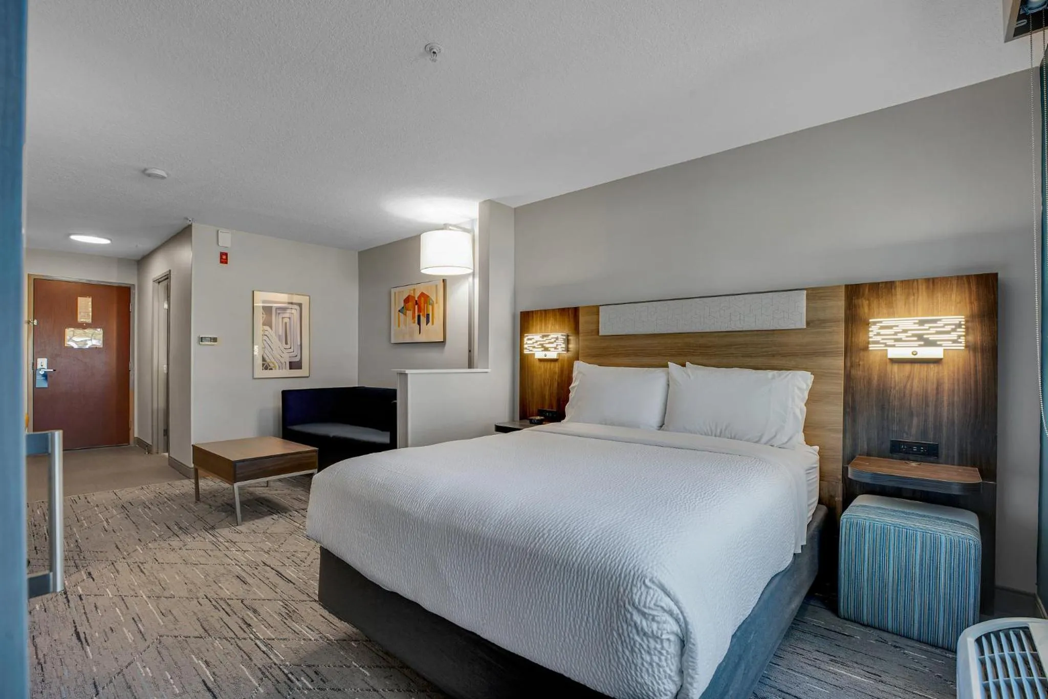 Photo of the whole room, Bed in Holiday Inn Express Hotel & Suites Portland - Jantzen Beach by IHG