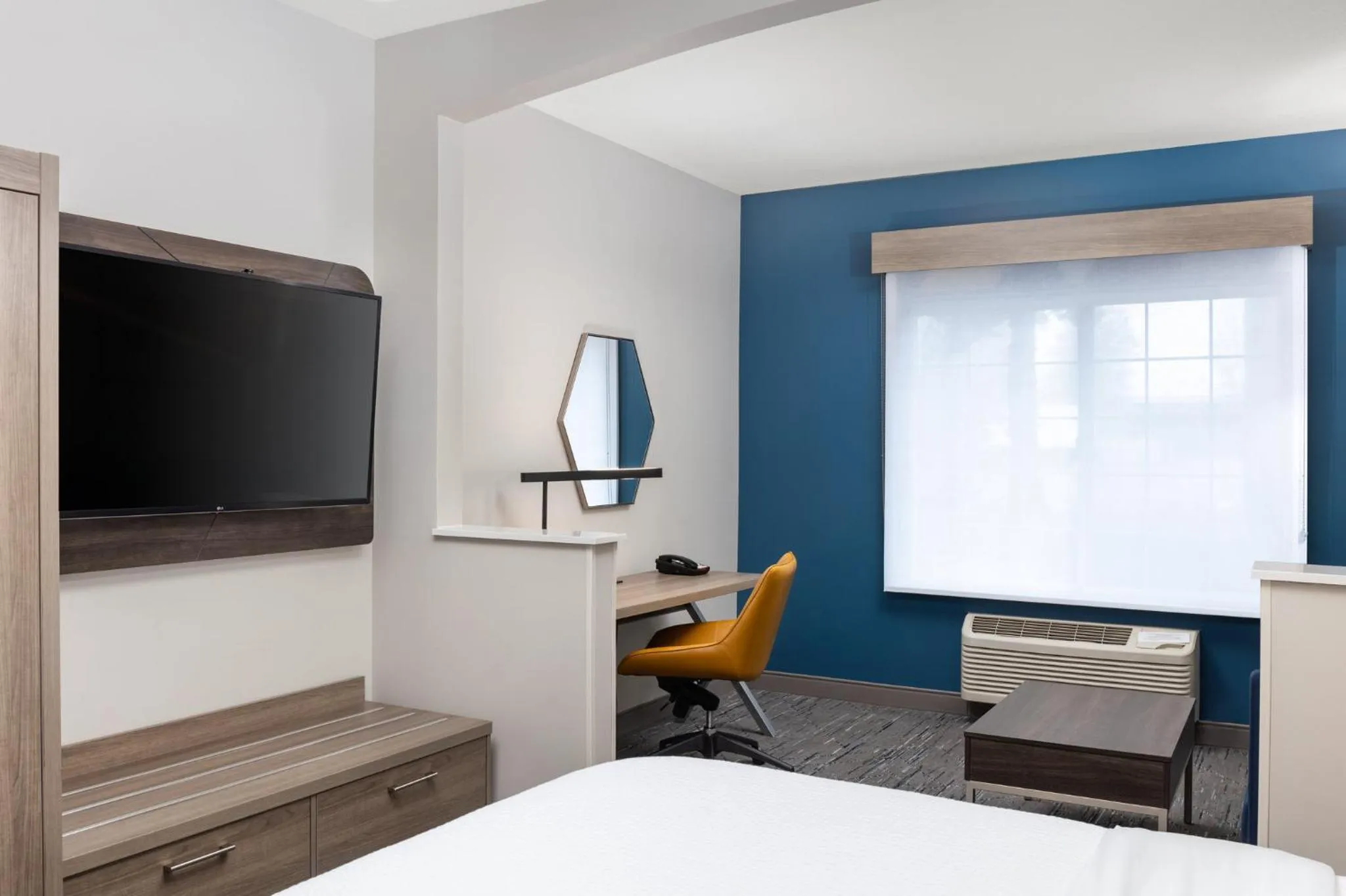 Photo of the whole room, Bed in Holiday Inn Express Hotel & Suites Portland - Jantzen Beach by IHG