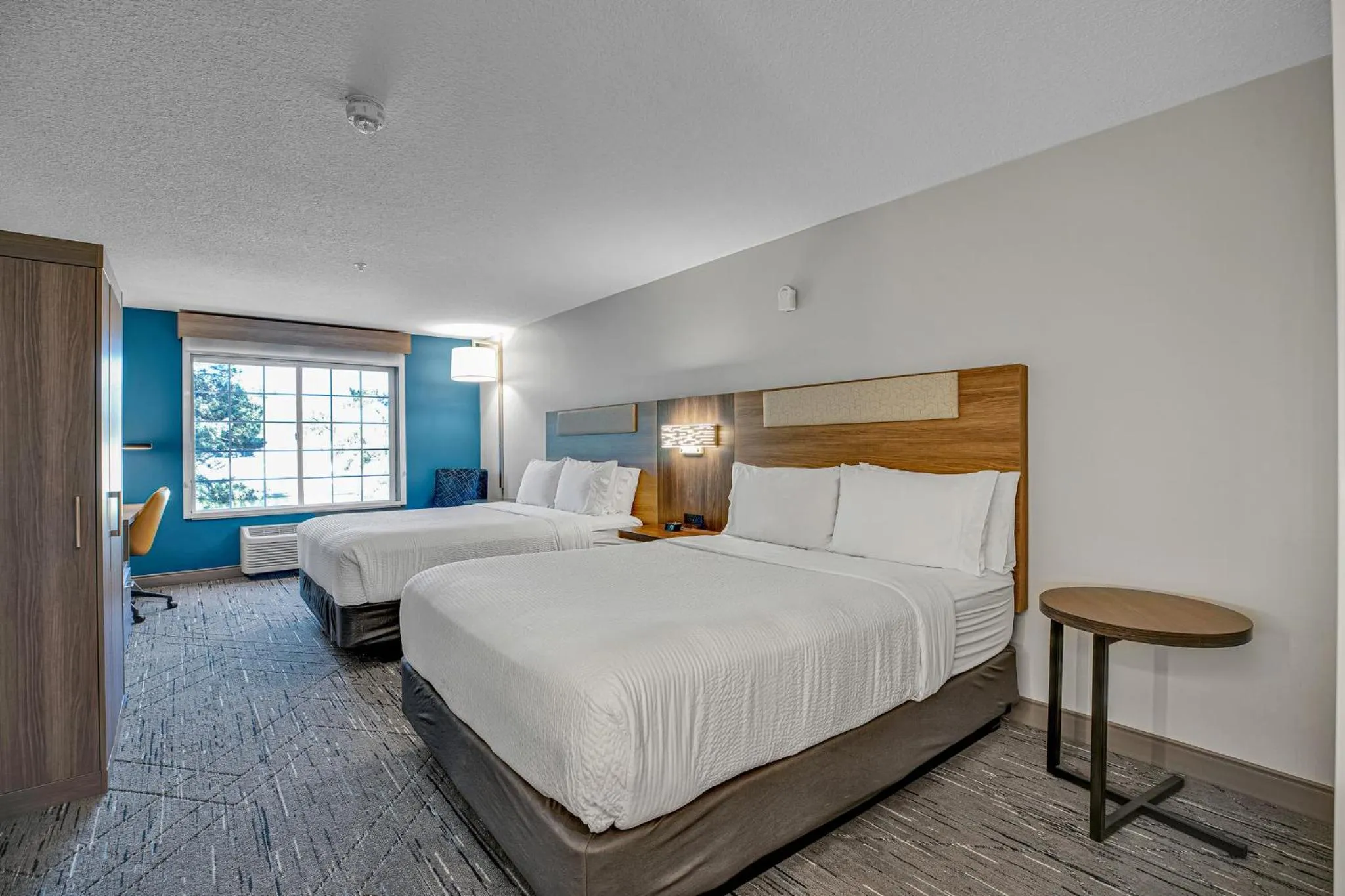 Photo of the whole room, Bed in Holiday Inn Express Hotel & Suites Portland - Jantzen Beach by IHG