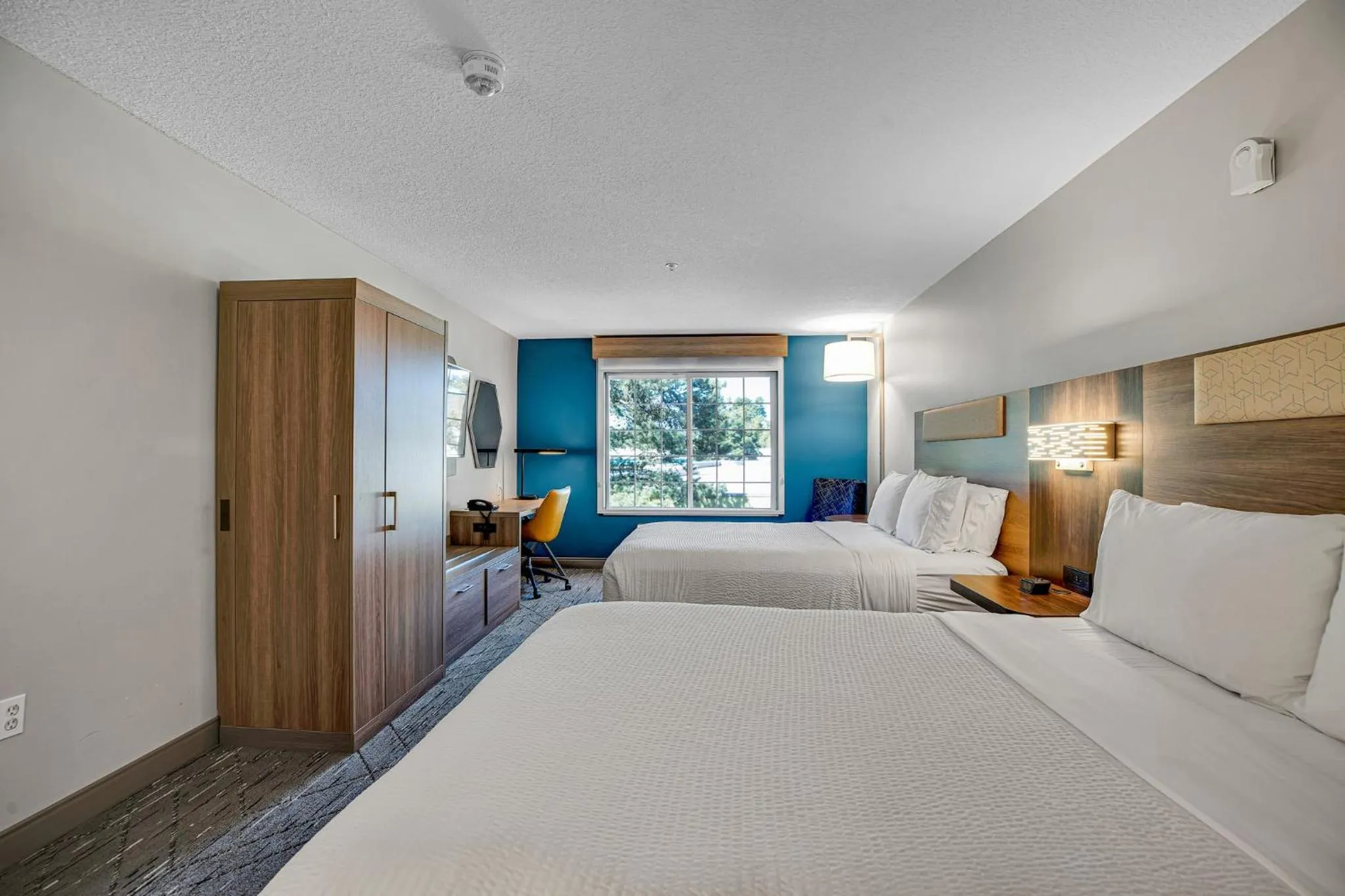 Photo of the whole room, Bed in Holiday Inn Express Hotel & Suites Portland - Jantzen Beach by IHG