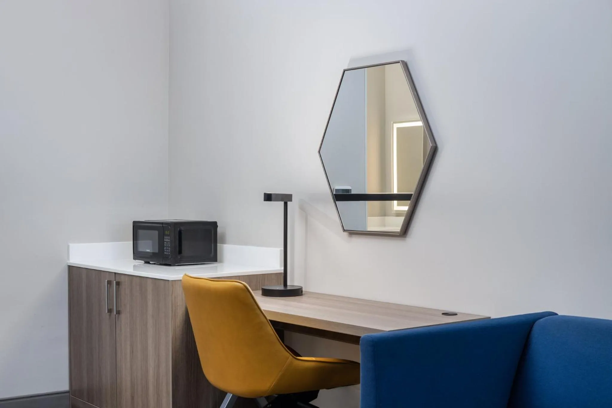 Photo of the whole room in Holiday Inn Express Hotel & Suites Portland - Jantzen Beach by IHG