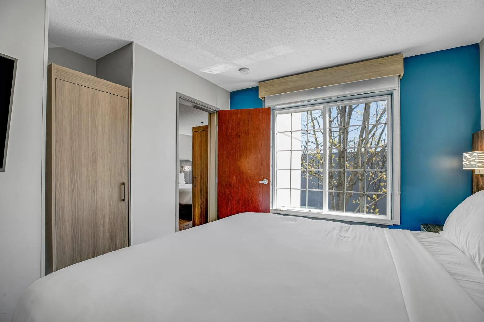 Photo of the whole room, Bed in Holiday Inn Express Hotel & Suites Portland - Jantzen Beach by IHG