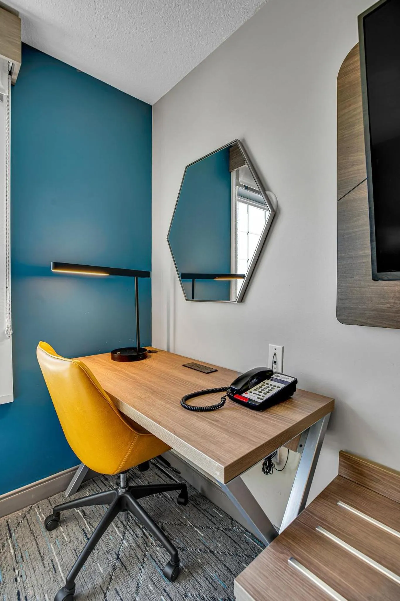 Photo of the whole room in Holiday Inn Express Hotel & Suites Portland - Jantzen Beach by IHG