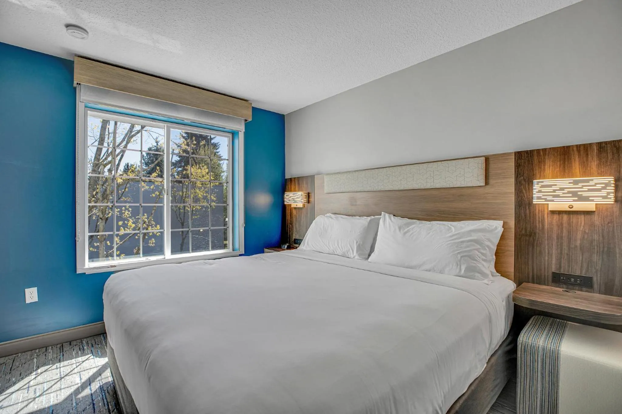 Photo of the whole room, Bed in Holiday Inn Express Hotel & Suites Portland - Jantzen Beach by IHG