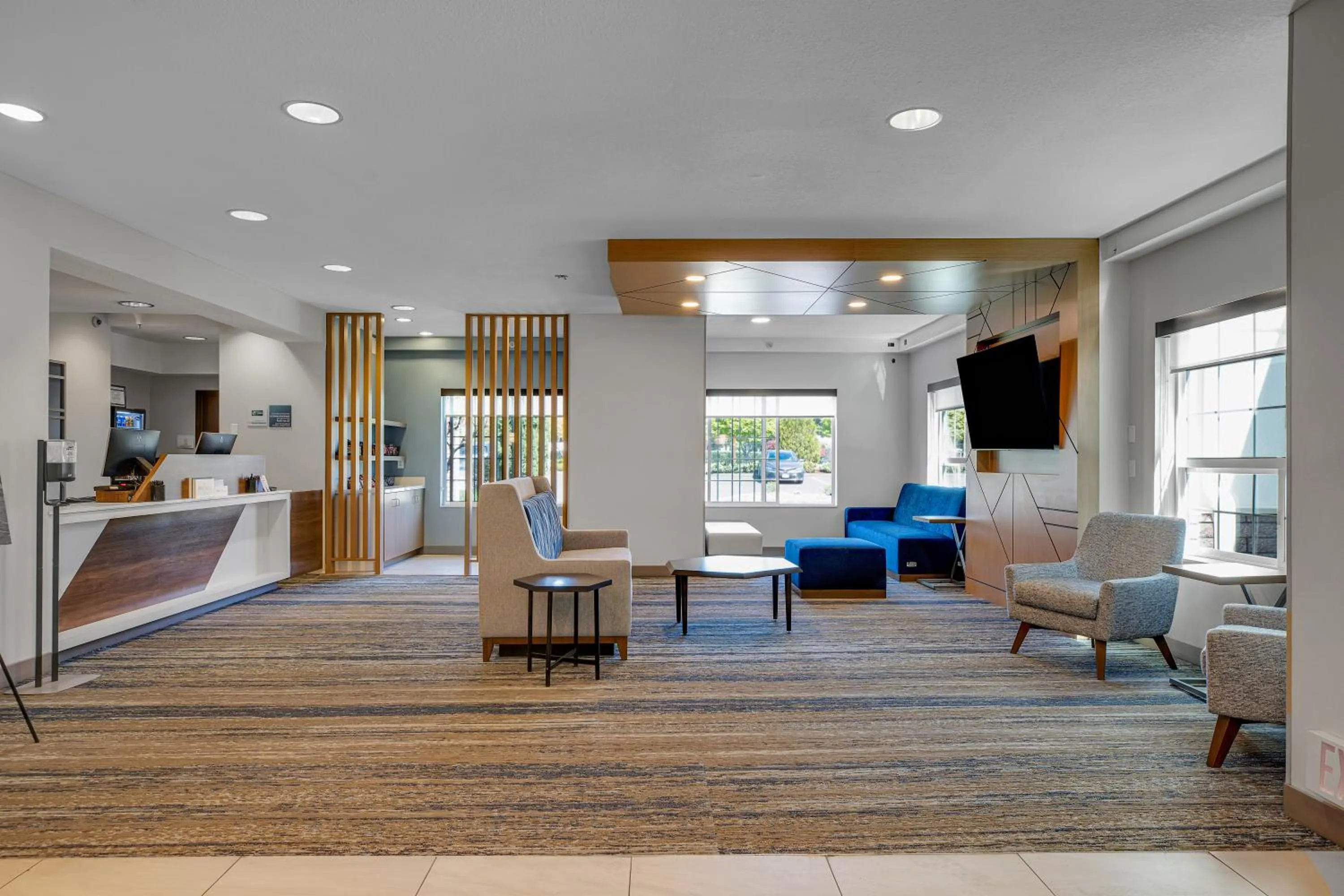Lobby or reception in Holiday Inn Express Hotel & Suites Portland - Jantzen Beach by IHG