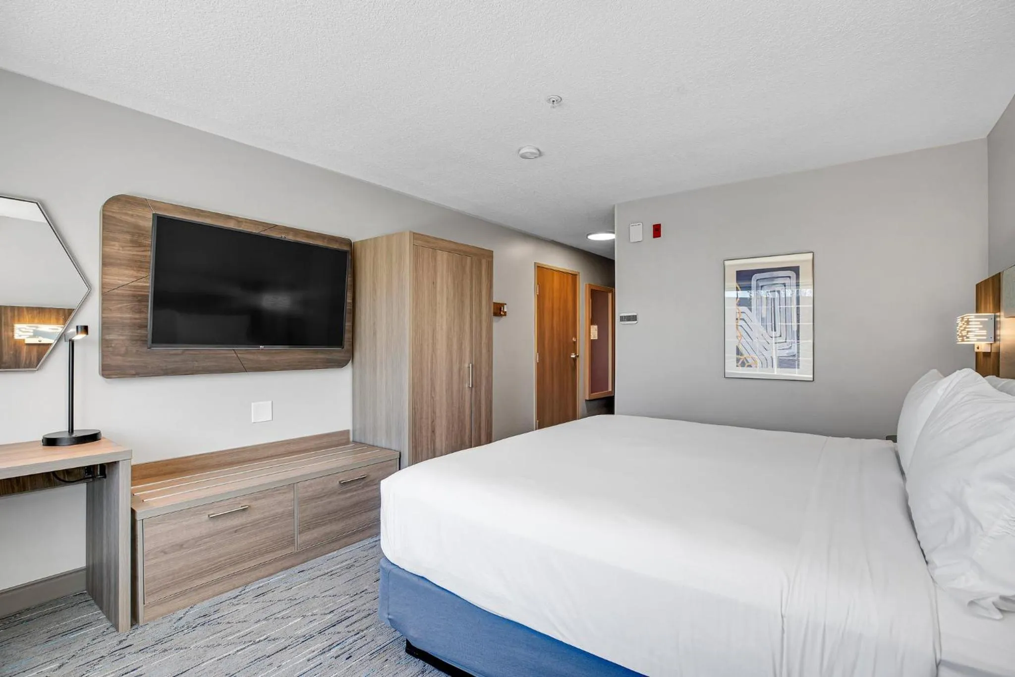 Photo of the whole room, Bed in Holiday Inn Express Hotel & Suites Portland - Jantzen Beach by IHG