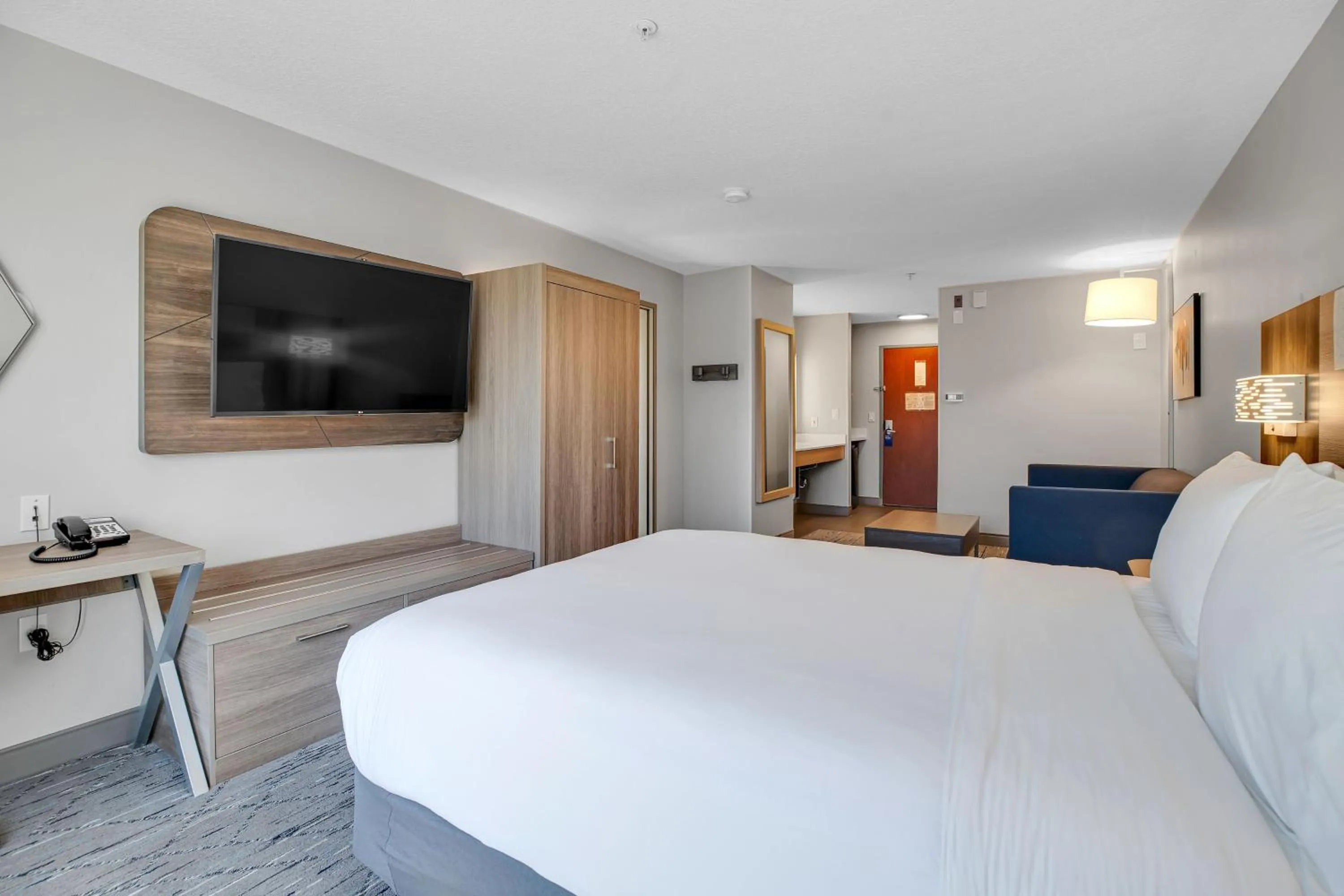 Photo of the whole room, Bed in Holiday Inn Express Hotel & Suites Portland - Jantzen Beach by IHG