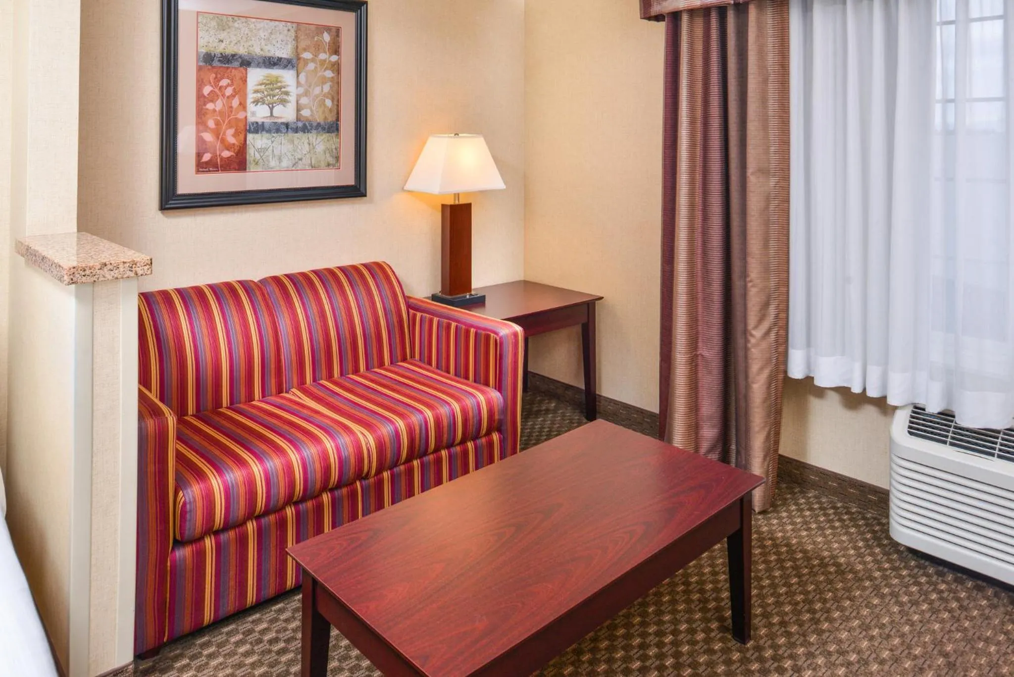 Photo of the whole room, Bed in Holiday Inn Express Hotel & Suites Portland - Jantzen Beach by IHG