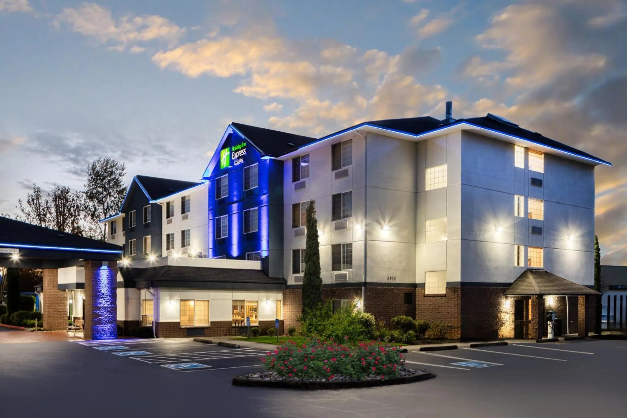 Property building in Holiday Inn Express Hotel & Suites Portland - Jantzen Beach by IHG
