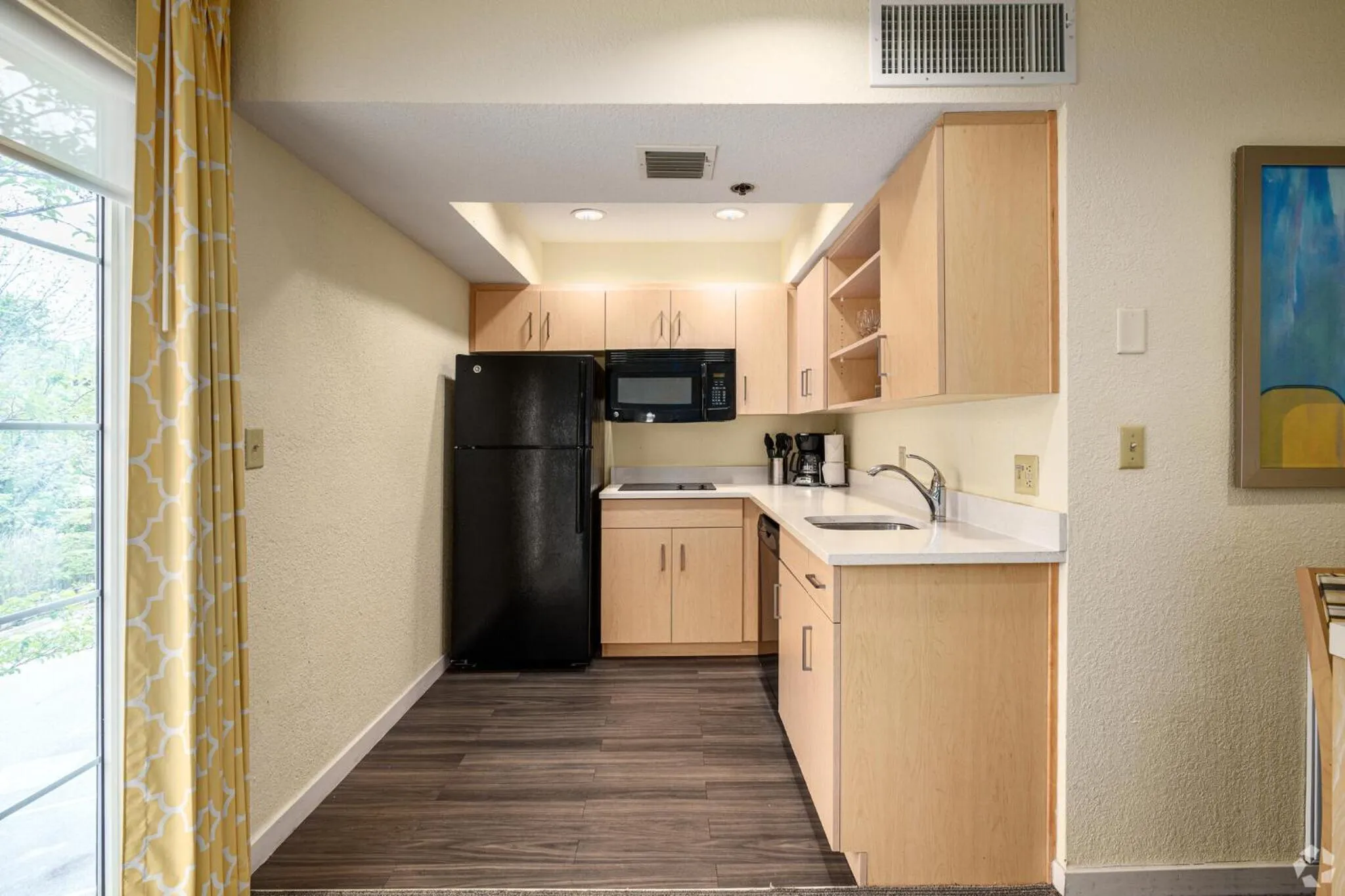 Avia Residences on Lincoln - Extended Stay