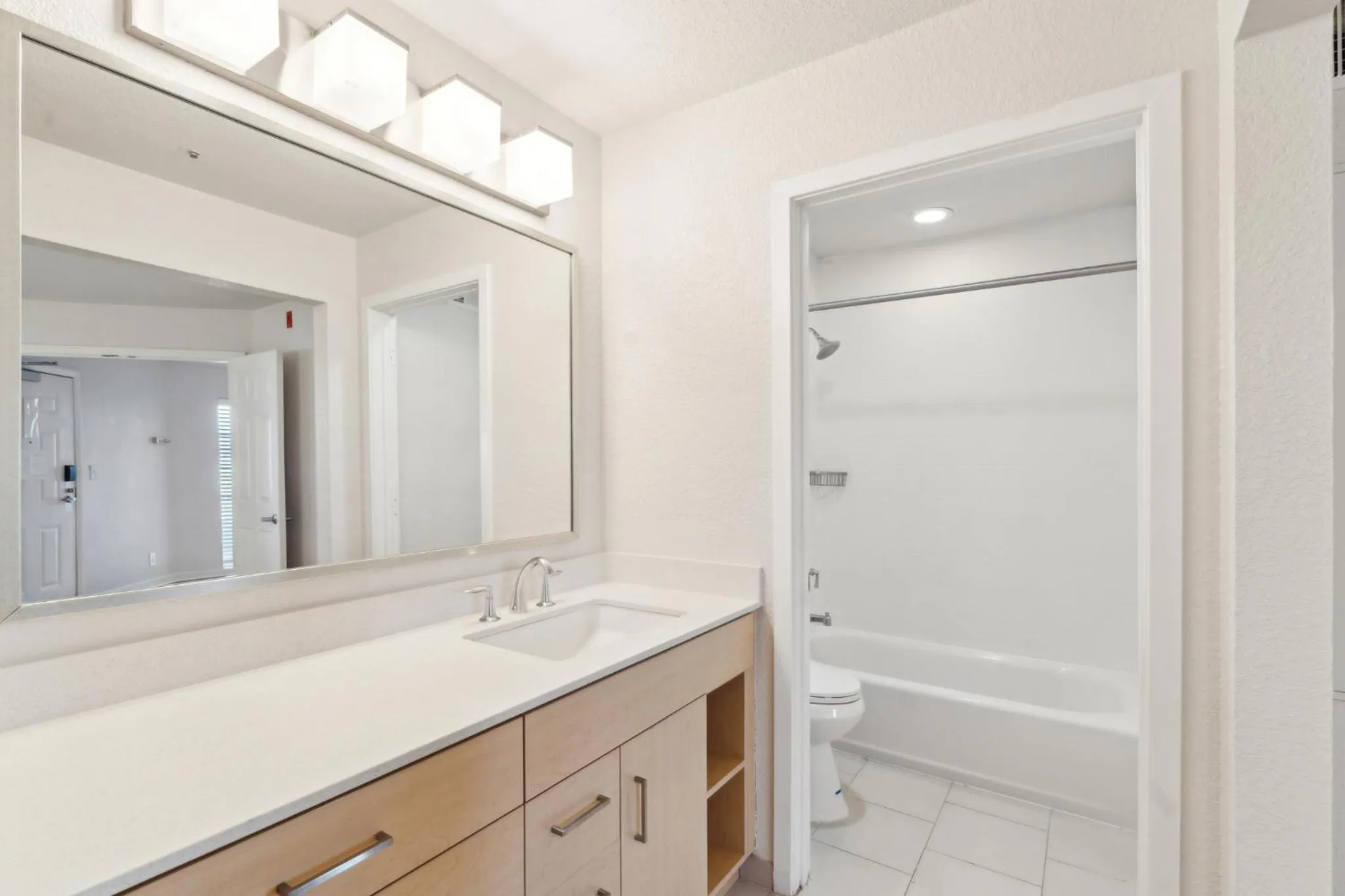 Avia Residences on Lincoln - Extended Stay