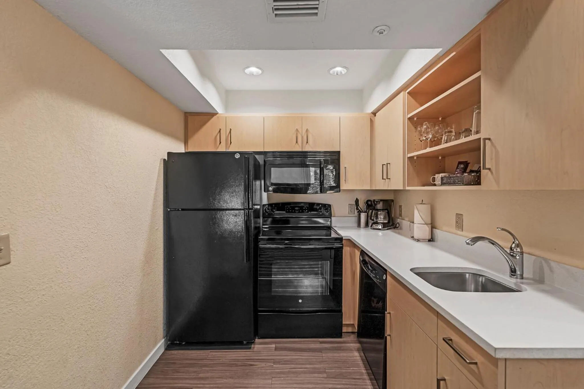 Avia Residences on Lincoln - Extended Stay