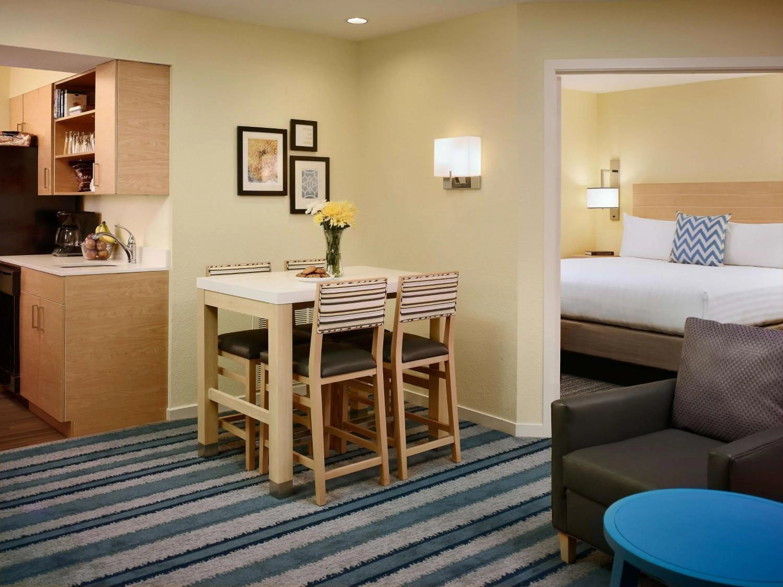 Photo of the whole room, Bed in Sonesta ES Suites Malvern Valley Forge