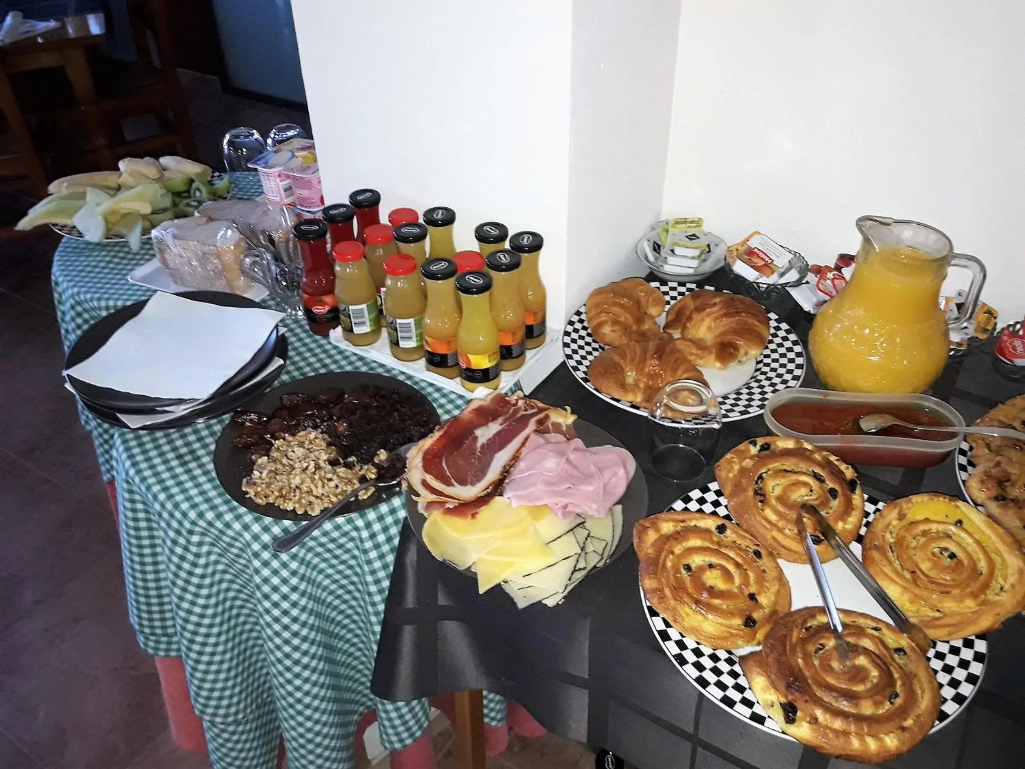 Continental breakfast in El Tossal