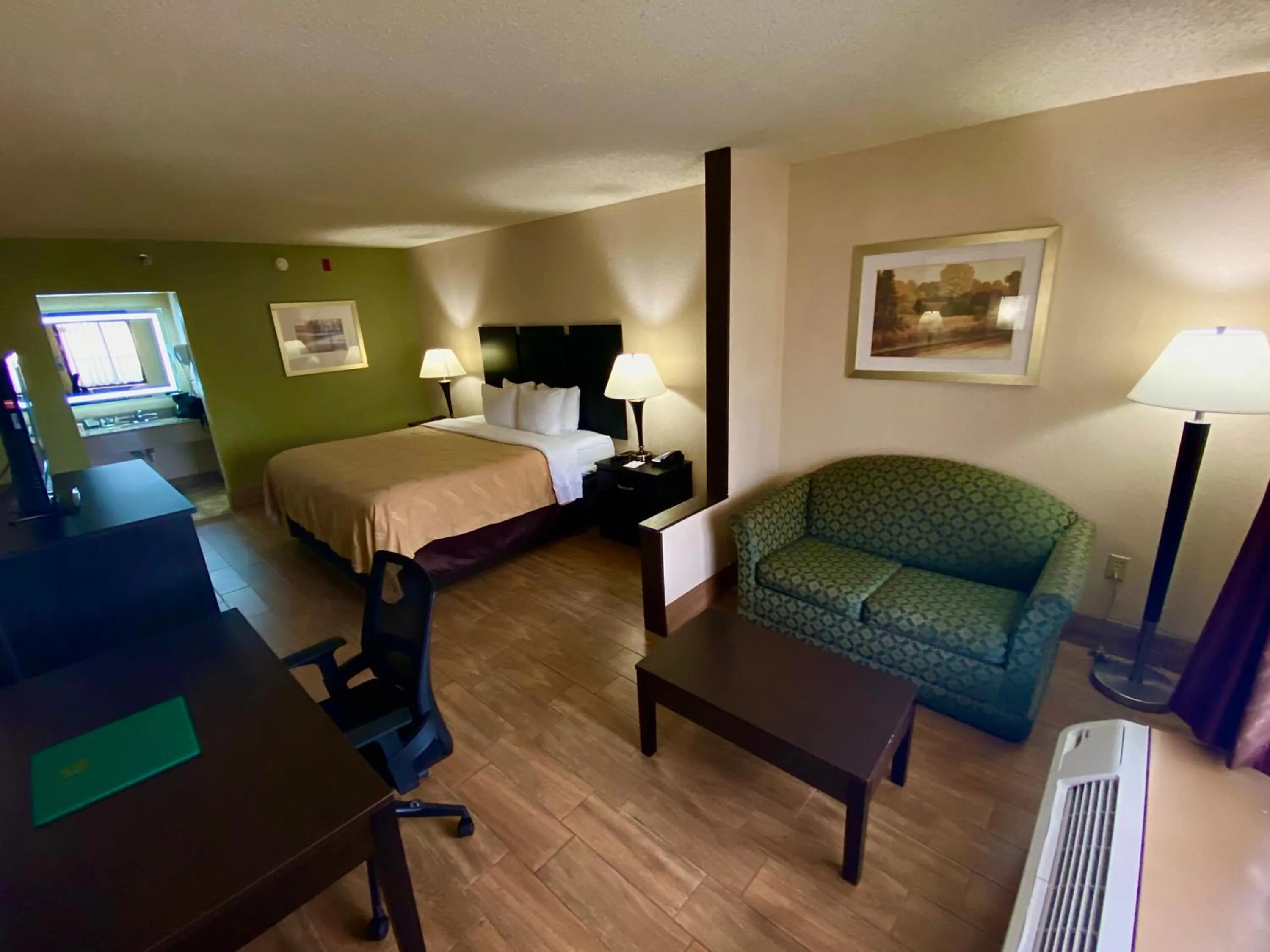 Photo of the whole room, Bed in Quality Inn & Suites Orlando Airport